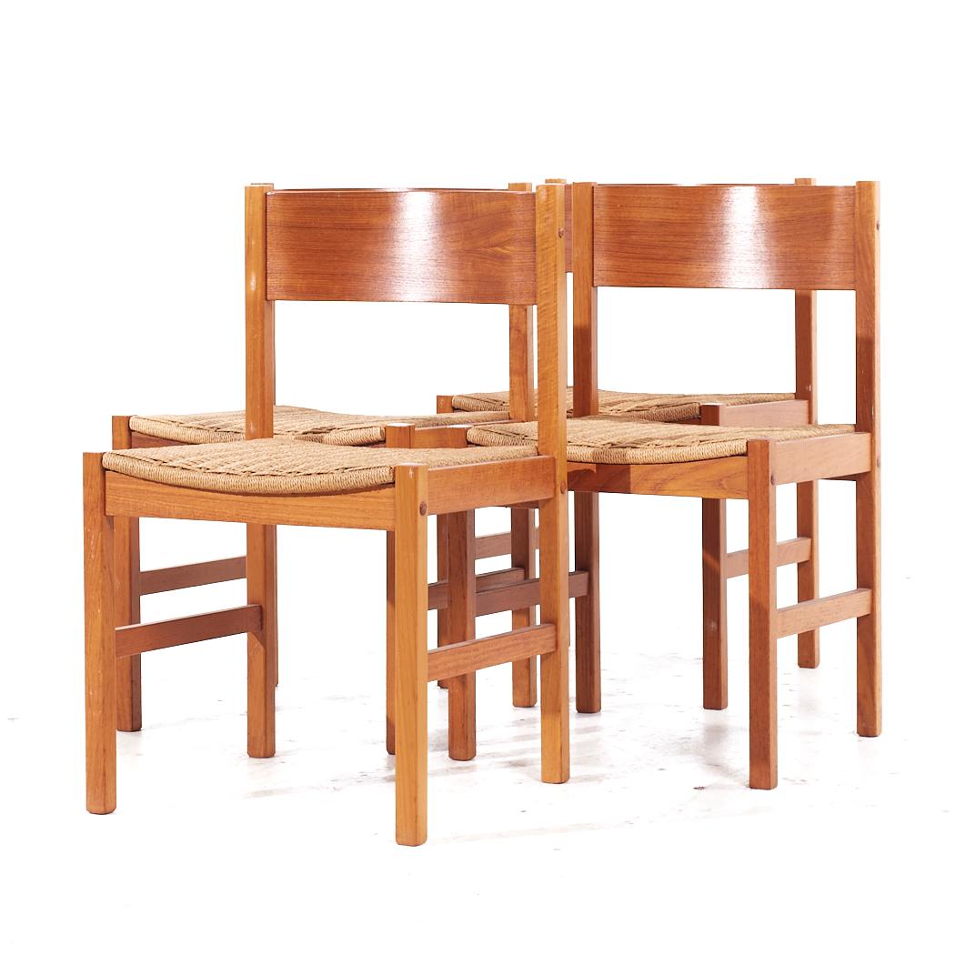 Mid-Century moderno Sedie da pranzo in teak del medio secolo in stile Peter Hvidt - Set di 4 in vendita