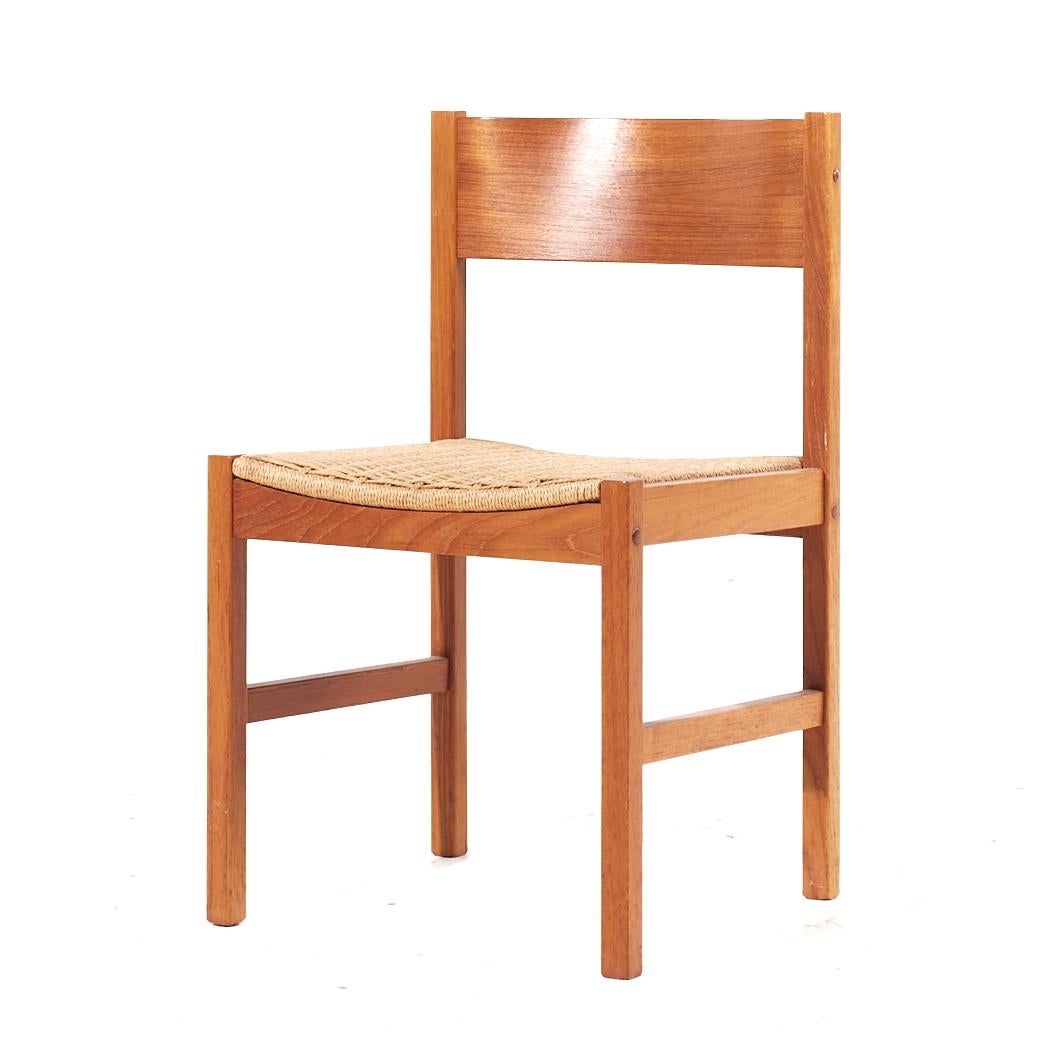 Fine XX secolo Sedie da pranzo in teak del medio secolo in stile Peter Hvidt - Set di 4 in vendita