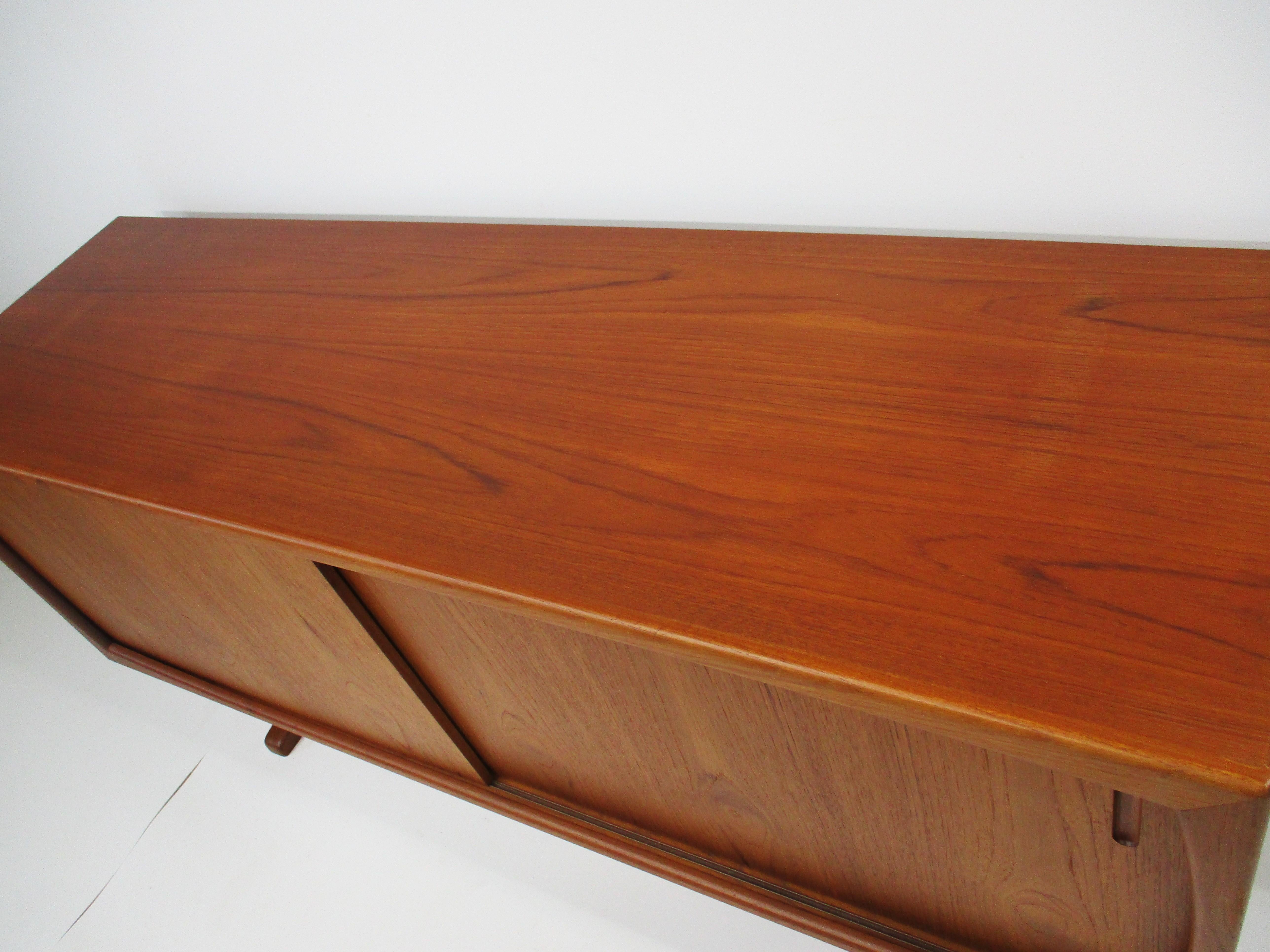 Credenza in teak in stile Peter Hvidt Danimarca in vendita 3