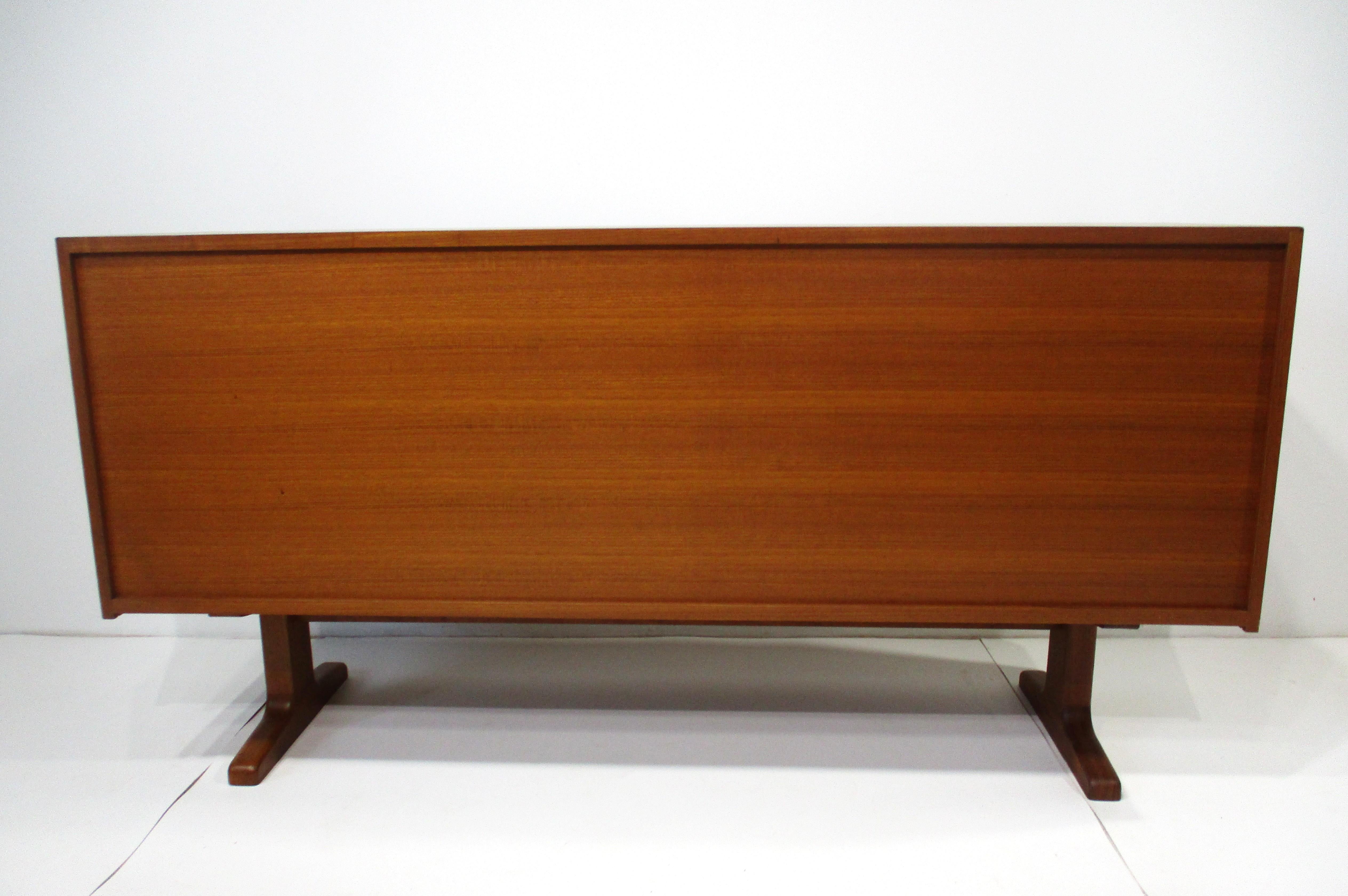 Credenza in teak in stile Peter Hvidt Danimarca in vendita 4