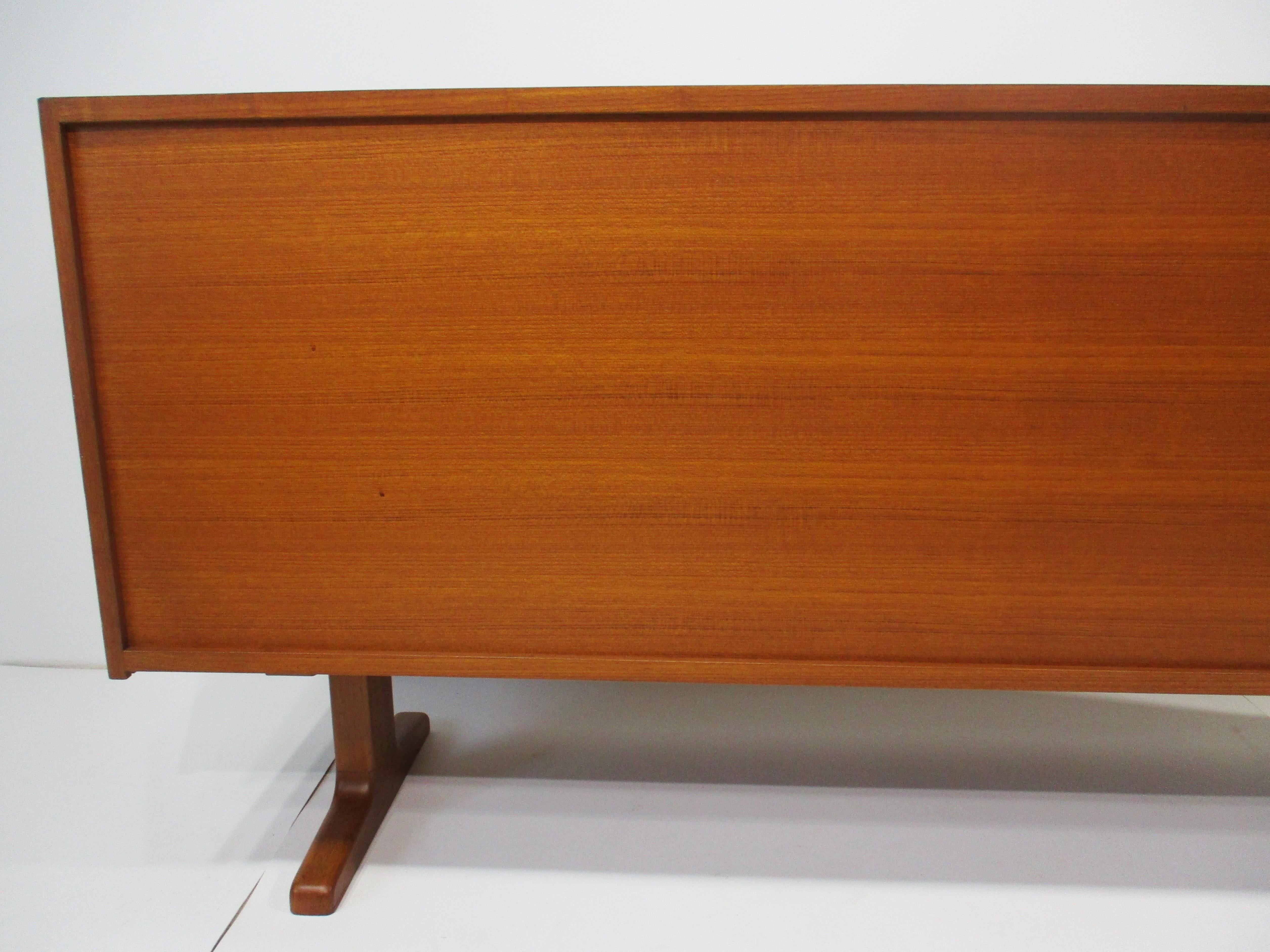 Credenza in teak in stile Peter Hvidt Danimarca in vendita 5