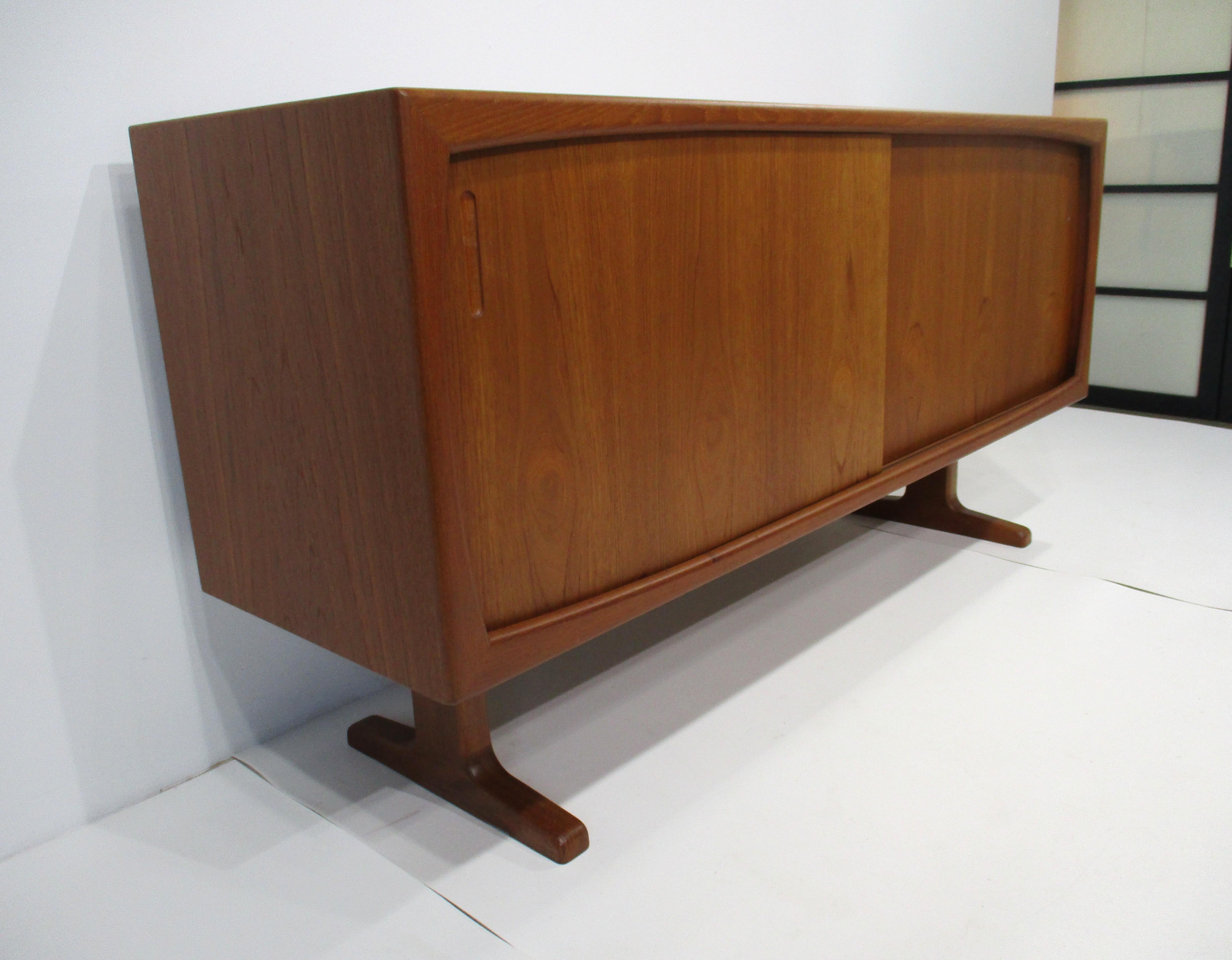 Mid-Century moderno Credenza in teak in stile Peter Hvidt Danimarca in vendita