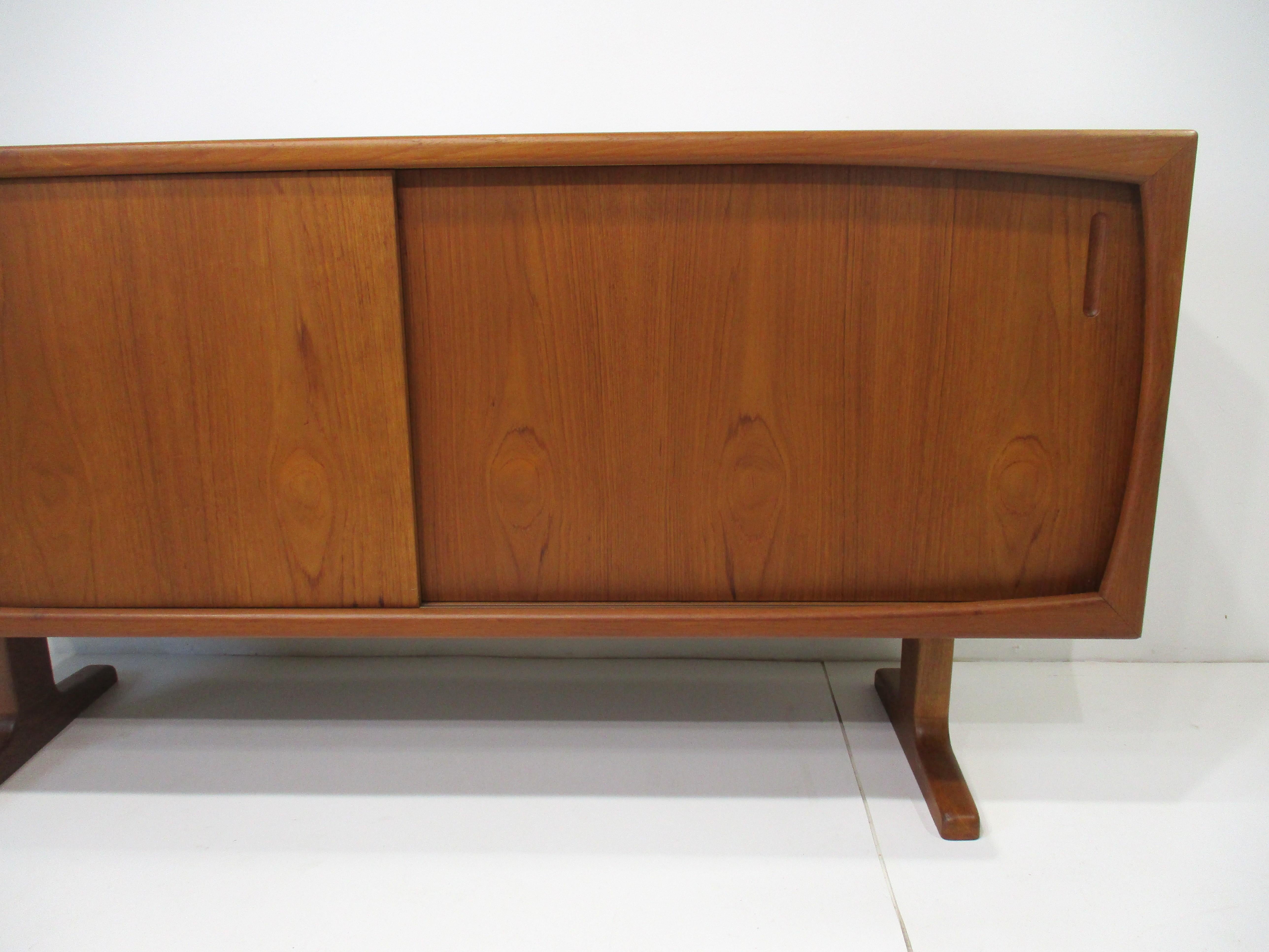 Credenza in teak in stile Peter Hvidt Danimarca In condizioni buone in vendita a Cincinnati, OH