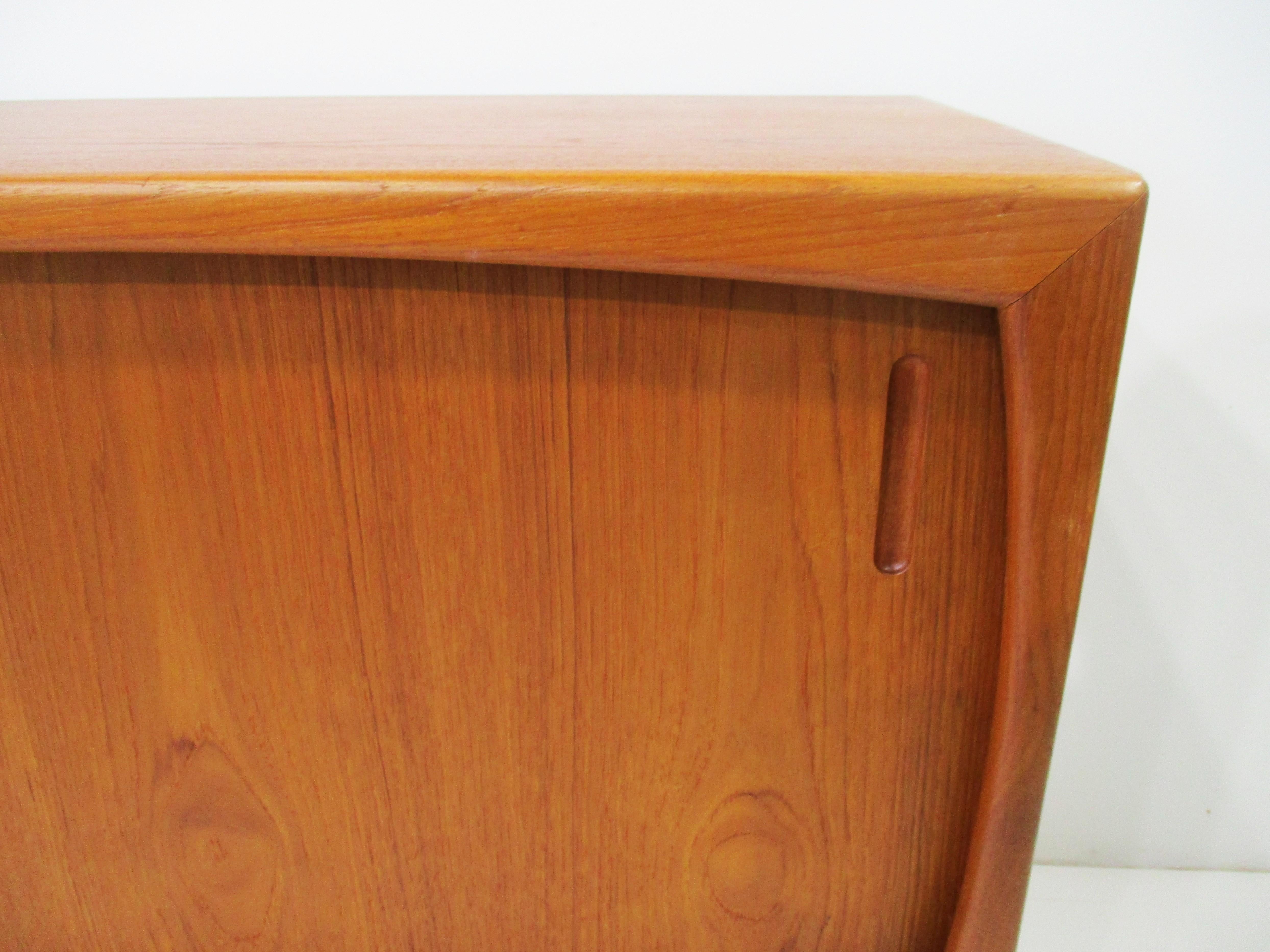XX secolo Credenza in teak in stile Peter Hvidt Danimarca in vendita