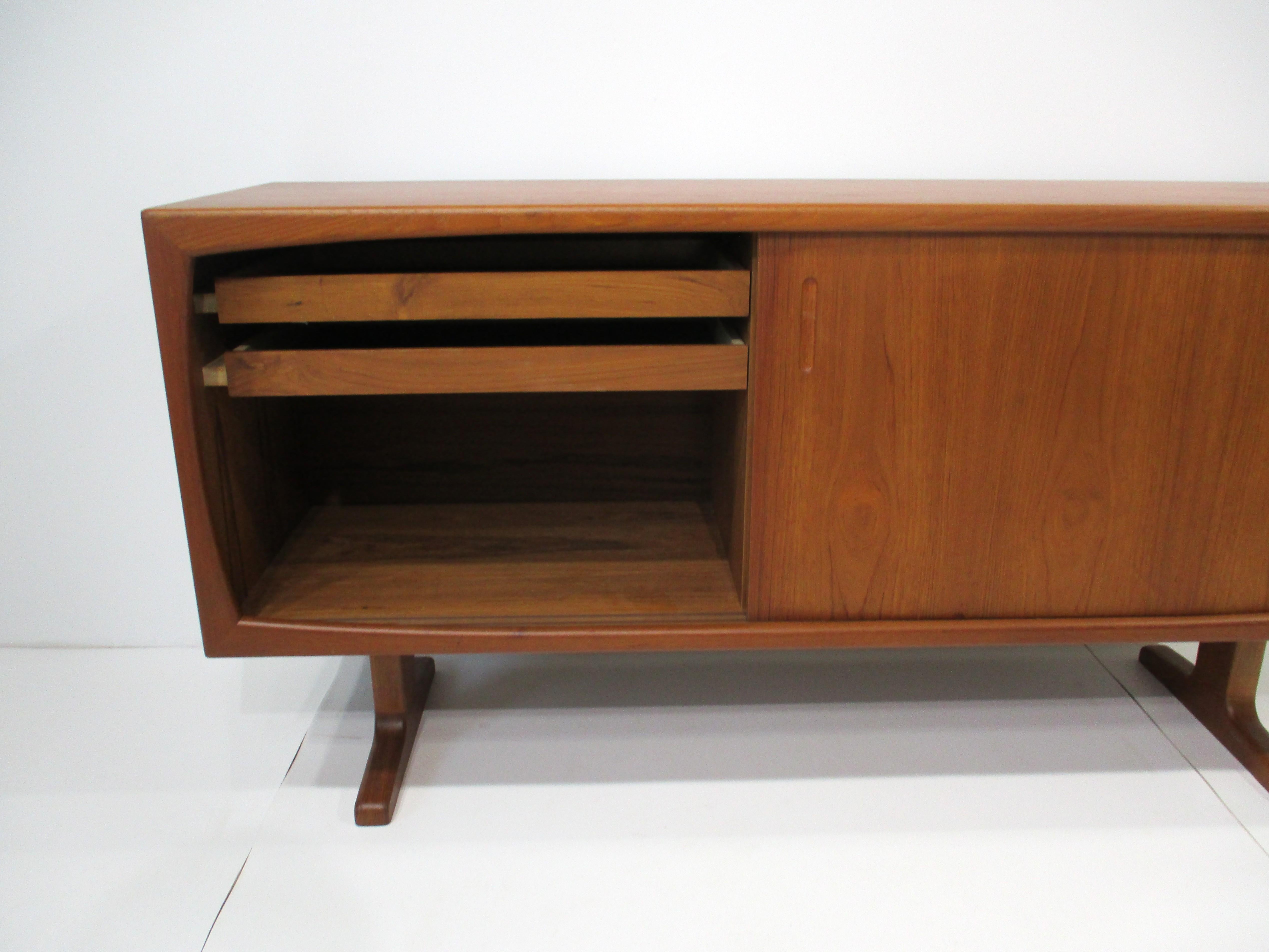 Teak Credenza in teak in stile Peter Hvidt Danimarca in vendita