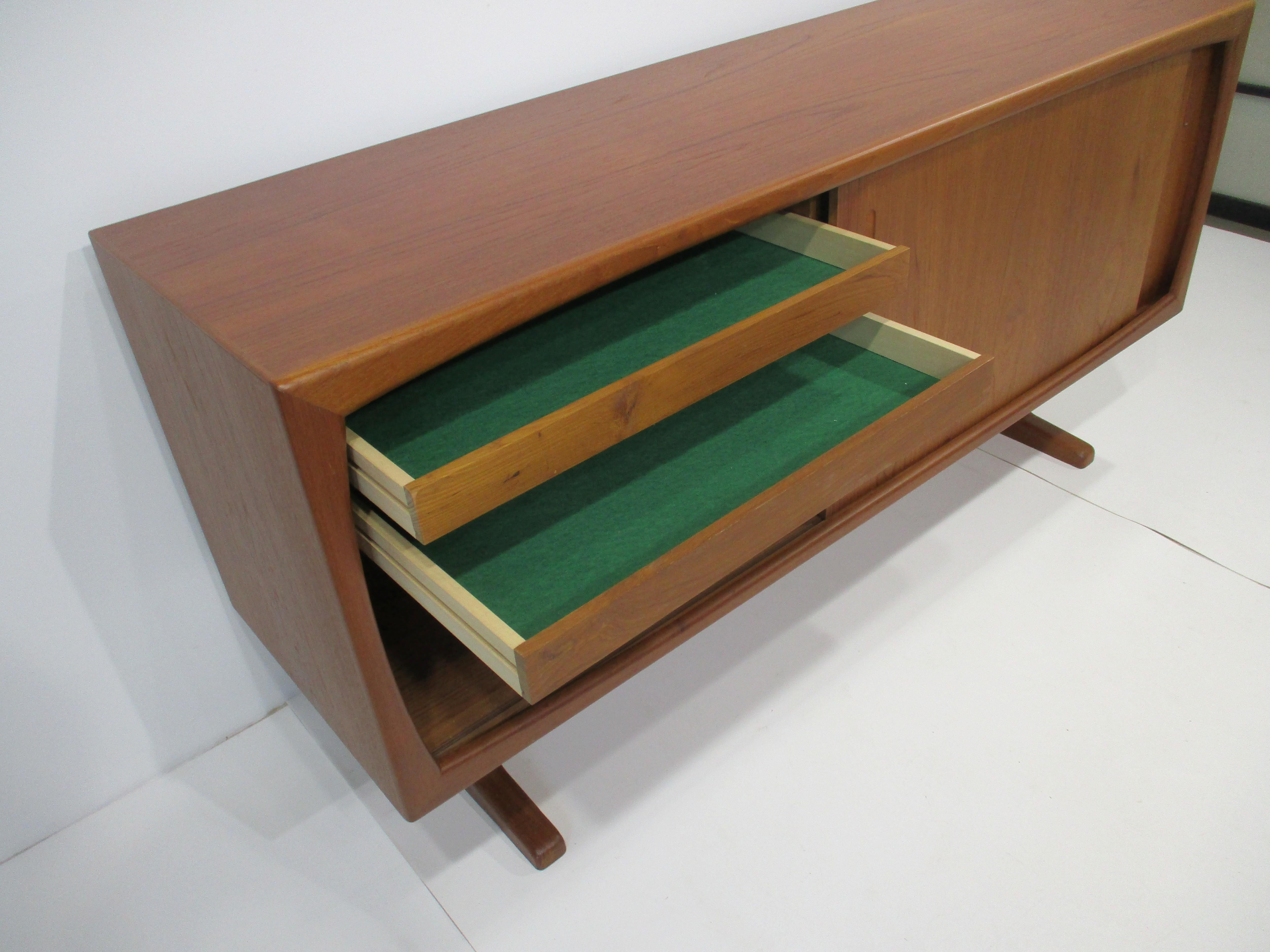 Credenza in teak in stile Peter Hvidt Danimarca in vendita 1