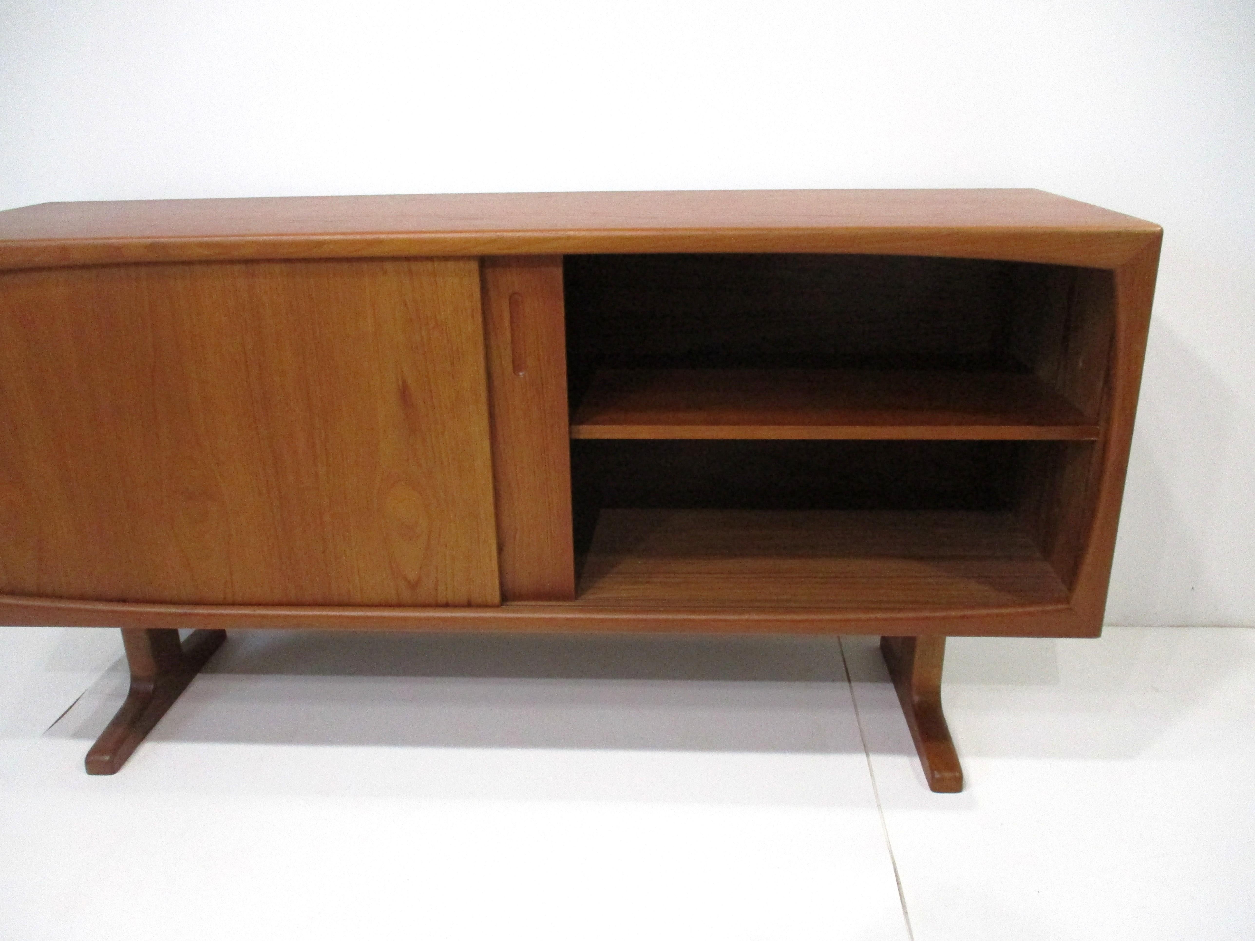 Credenza in teak in stile Peter Hvidt Danimarca in vendita 2