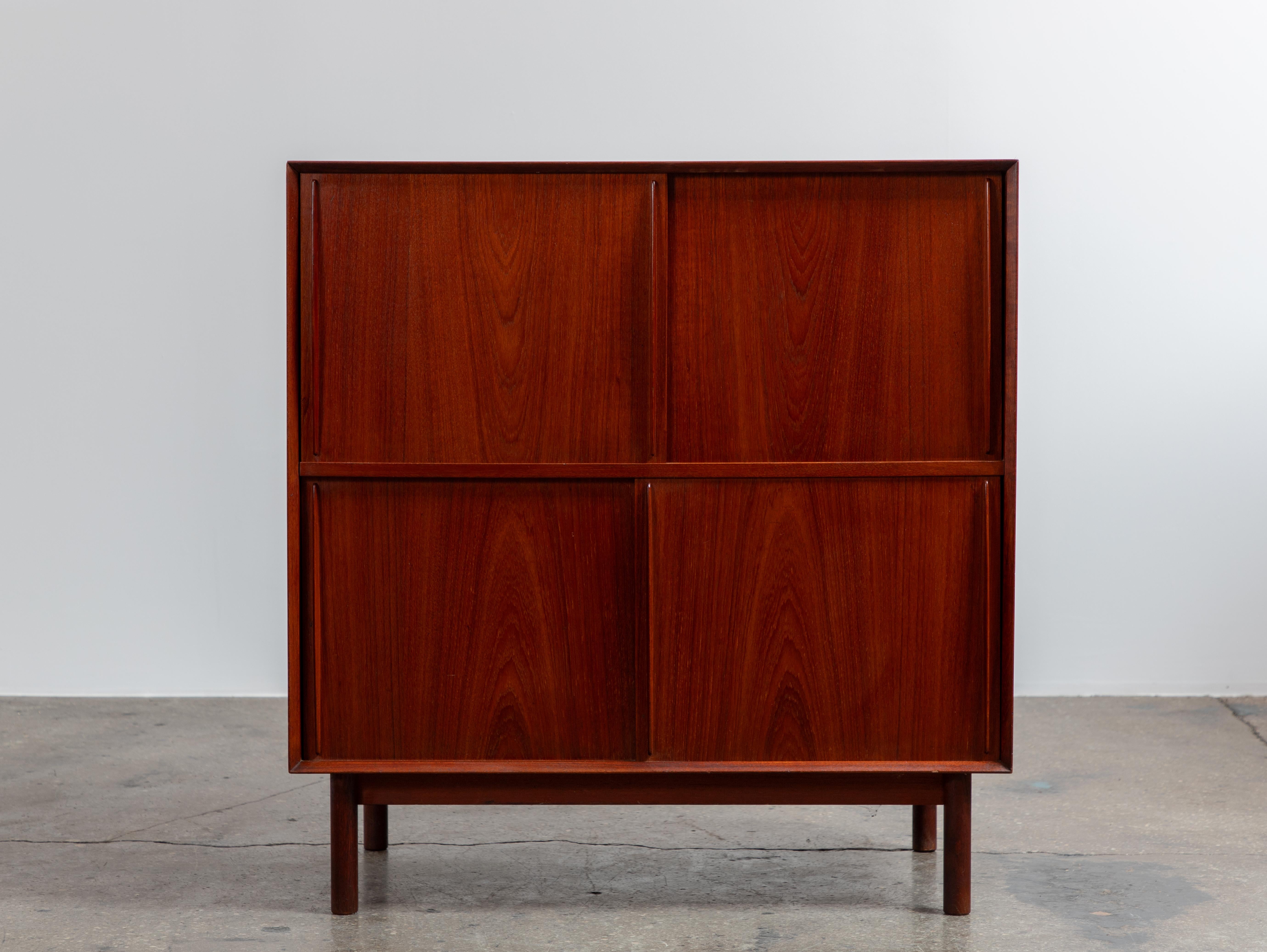 Splendido mobile server danese moderno, progettato da Peter Hvidt & Orla Mølgaard-Nielsen per Soborg. Belle porte con un bel legno abbinato, che rivelano ripiani regolabili all'interno. Gli armadi vantano un'eccezionale maestria, rifiniti con