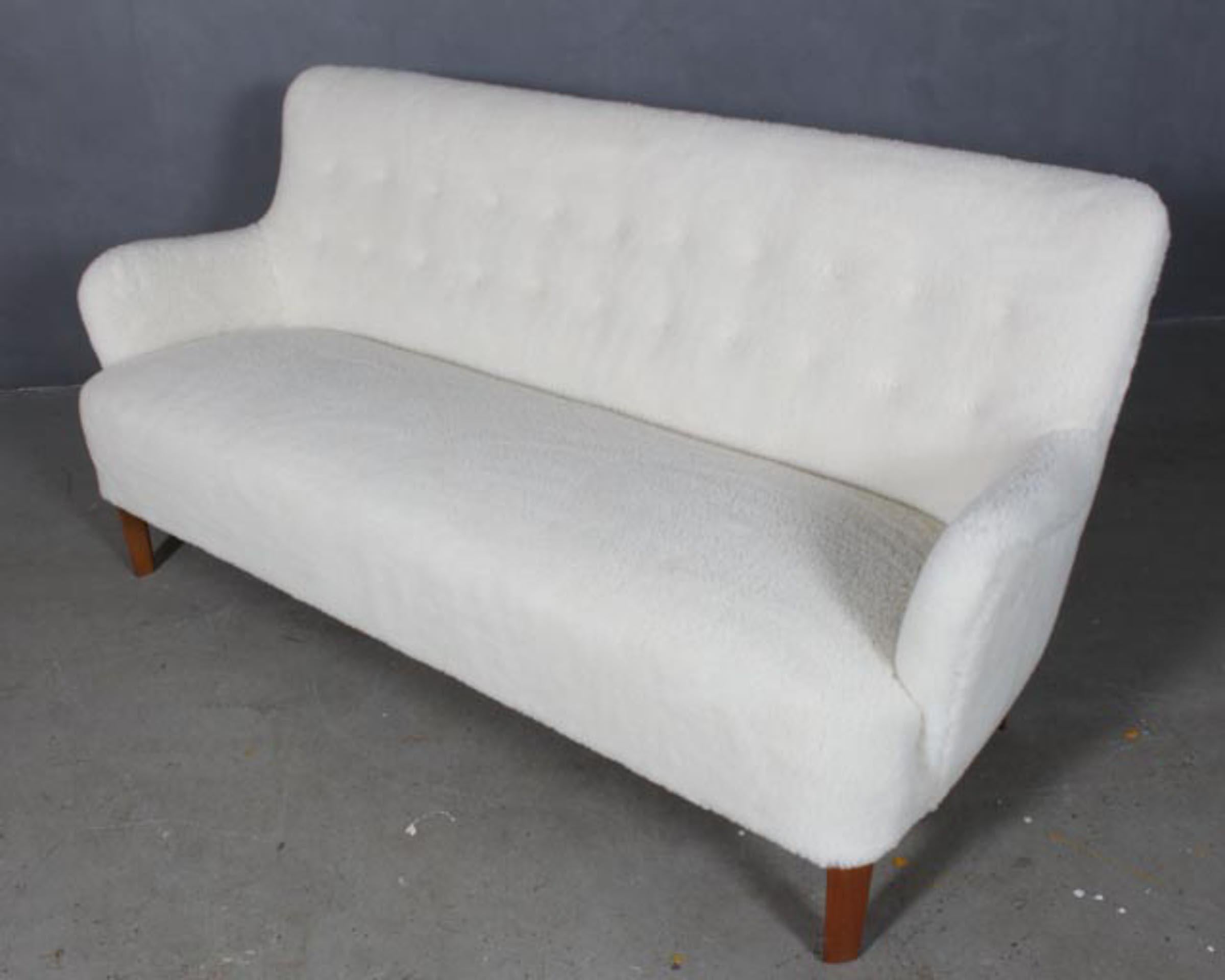 Peter Hvidt, three-seat sofa new upholstered with lambwool.

Legs of beech

Made in the 1940s.