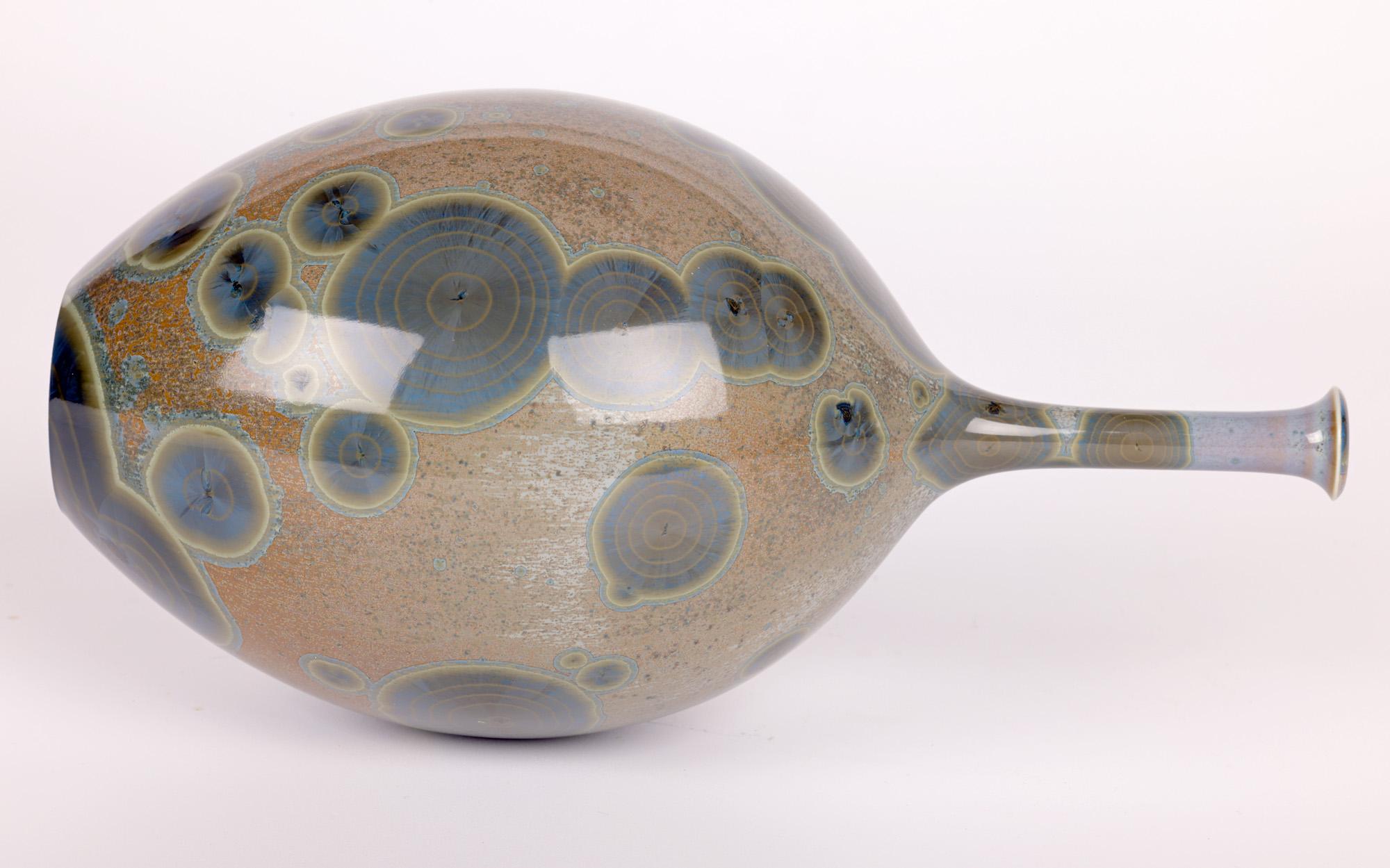 Vaso a bottiglia in porcellana Studio Pottery con smalto cristallino di Peters Ilsley in vendita 1