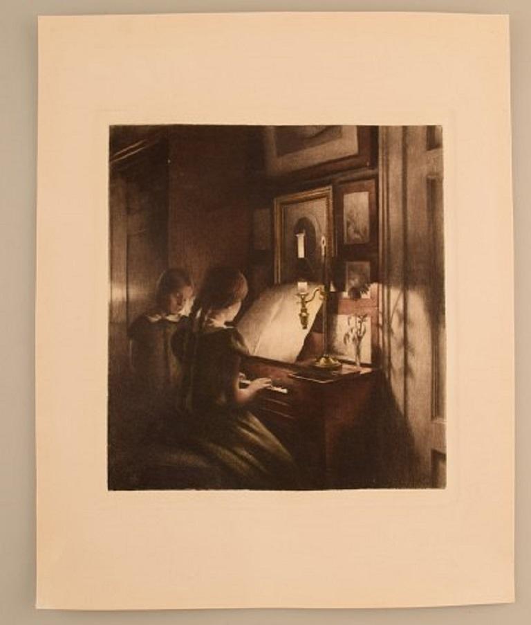 Peter Ilsted (1861-1933). Interior con dos chicas al piano. Aguafuerte, hacia 1900.
Firmado a lápiz.
En muy buen estado.
Dimensiones visibles: 21 x 20 cm.
Dimensiones totales: 35 x 28 cm.