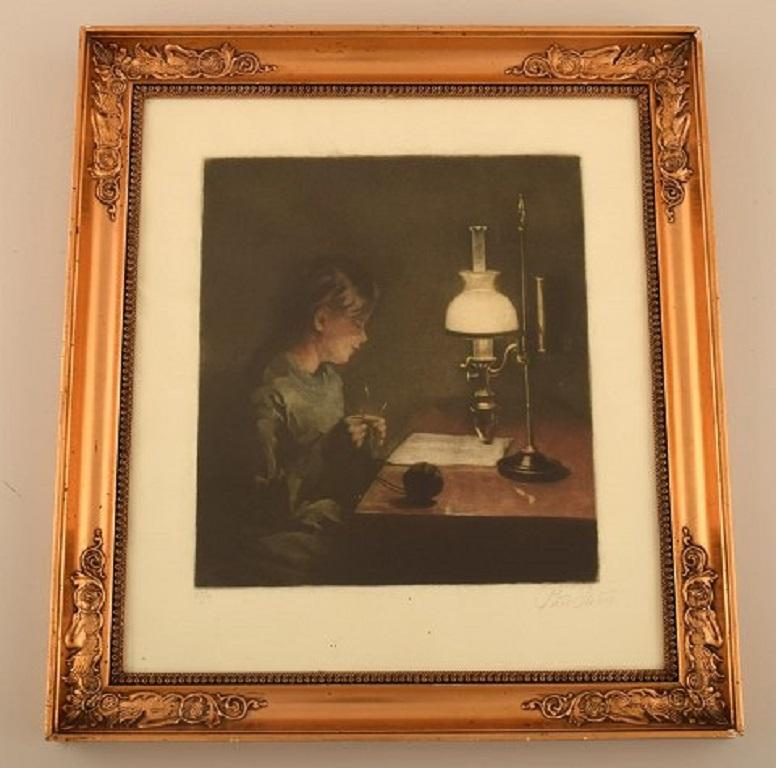 Peter Ilsted (1861-1933). Mezzotint in colors. Interior with a young knitting woman. Approx. 1900.
Visible dimensions: 22 x 19 cm.
Total dimensions: 29 x 25 cm.
The frame measures: 3 cm.
In excellent condition.
Signed in pencil.