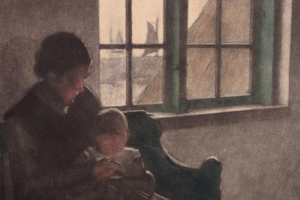 Milieu du XXe siècle Peter Ilsted. scène d'intérieur avec mère et enfant Mezzotinte en couleur sur papier. en vente