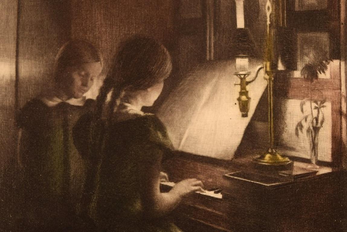 Innenraum von Peter Ilsted, Interieur mit zwei Mädchen am Klavier, Mezzotinto in Farben (Dänisch) im Angebot