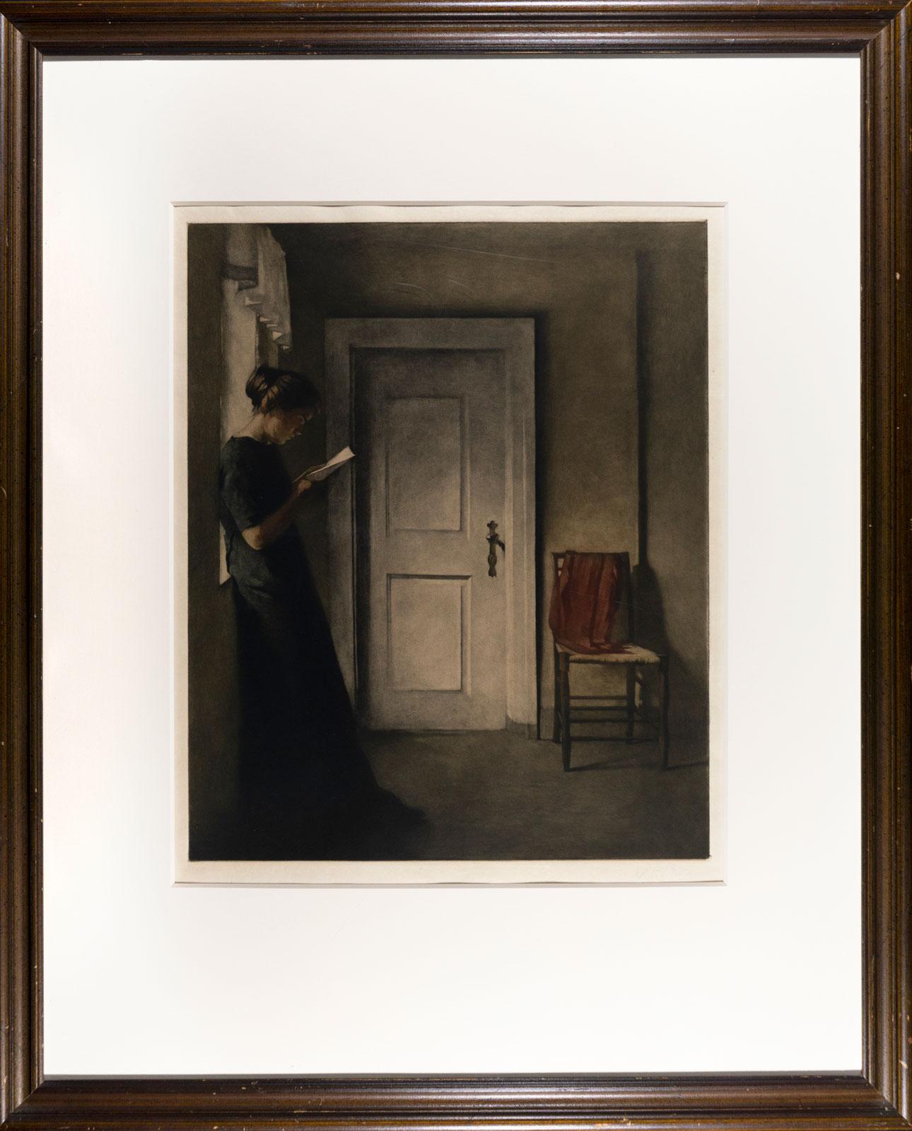 Inneneinrichtung mit rotem Schal (Junge Frau liest in diesem ruhigen, Vermeer-ähnlichen Interieur)  – Print von Peter Ilsted