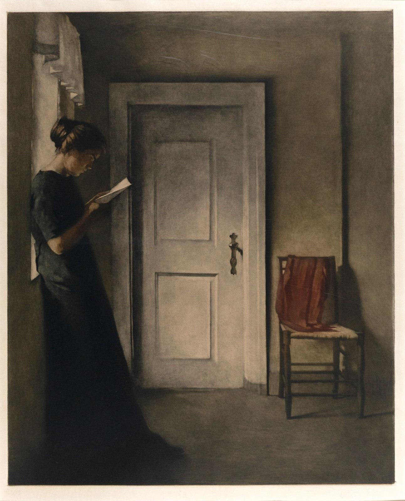 Inneneinrichtung mit rotem Schal (Junge Frau liest in diesem ruhigen, Vermeer-ähnlichen Interieur)  (Niederländische Schule), Print, von Peter Ilsted