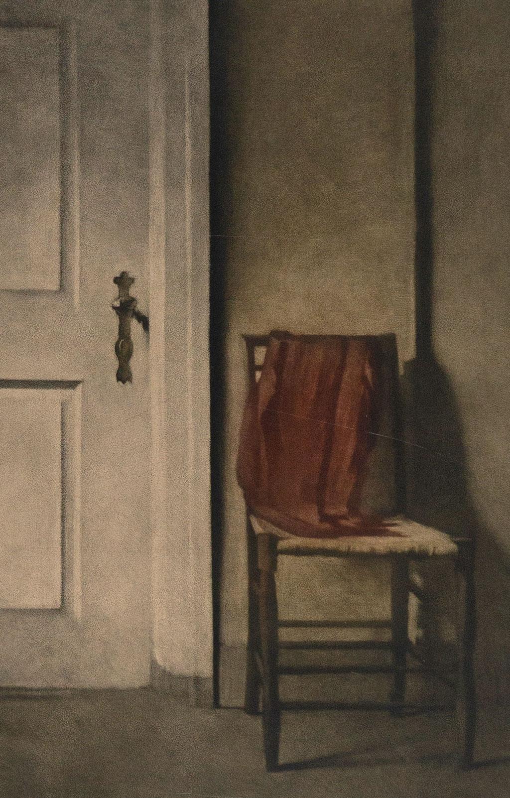 Inneneinrichtung mit rotem Schal (Junge Frau liest in diesem ruhigen, Vermeer-ähnlichen Interieur)  im Angebot 1