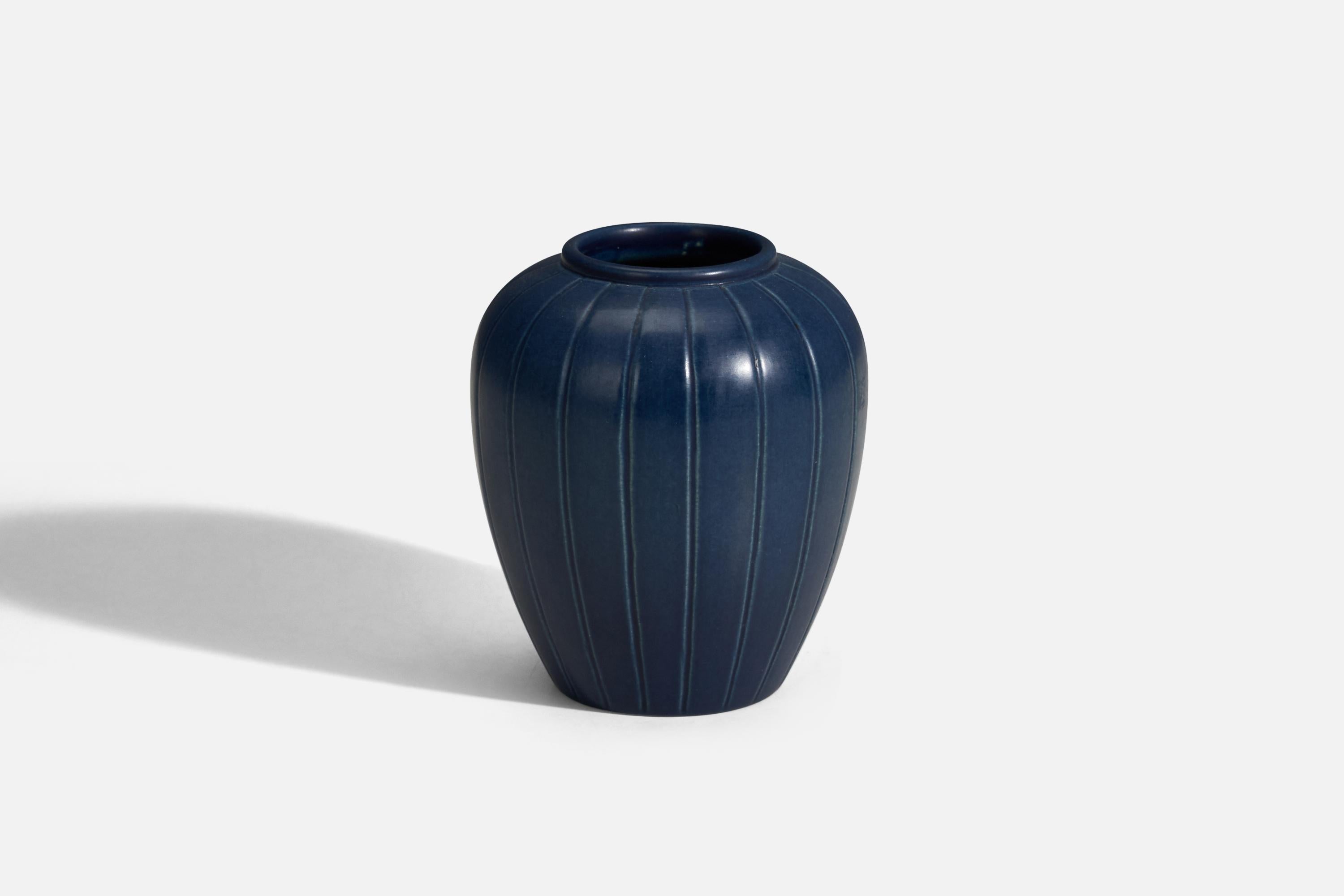 Vase en grès émaillé bleu conçu et produit par Peter Ipsen Enke, Danemark, années 1940.