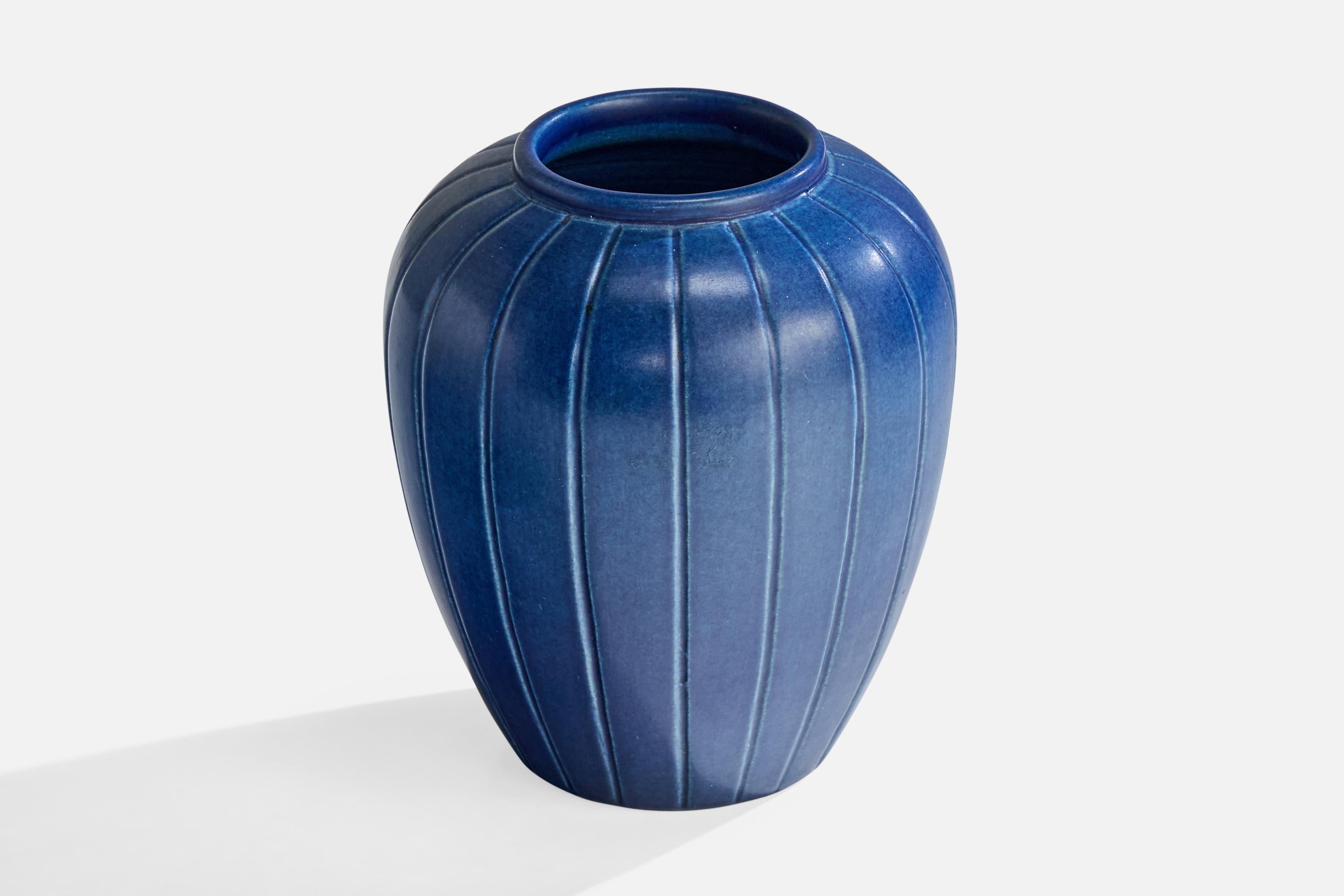 Vase aus blau glasiertem, geriffeltem Steinzeug, hergestellt von Peter Ipsen Enke, Dänemark, ca. 1940er Jahre.

Gesamtabmessungen (Zoll): 5,0 