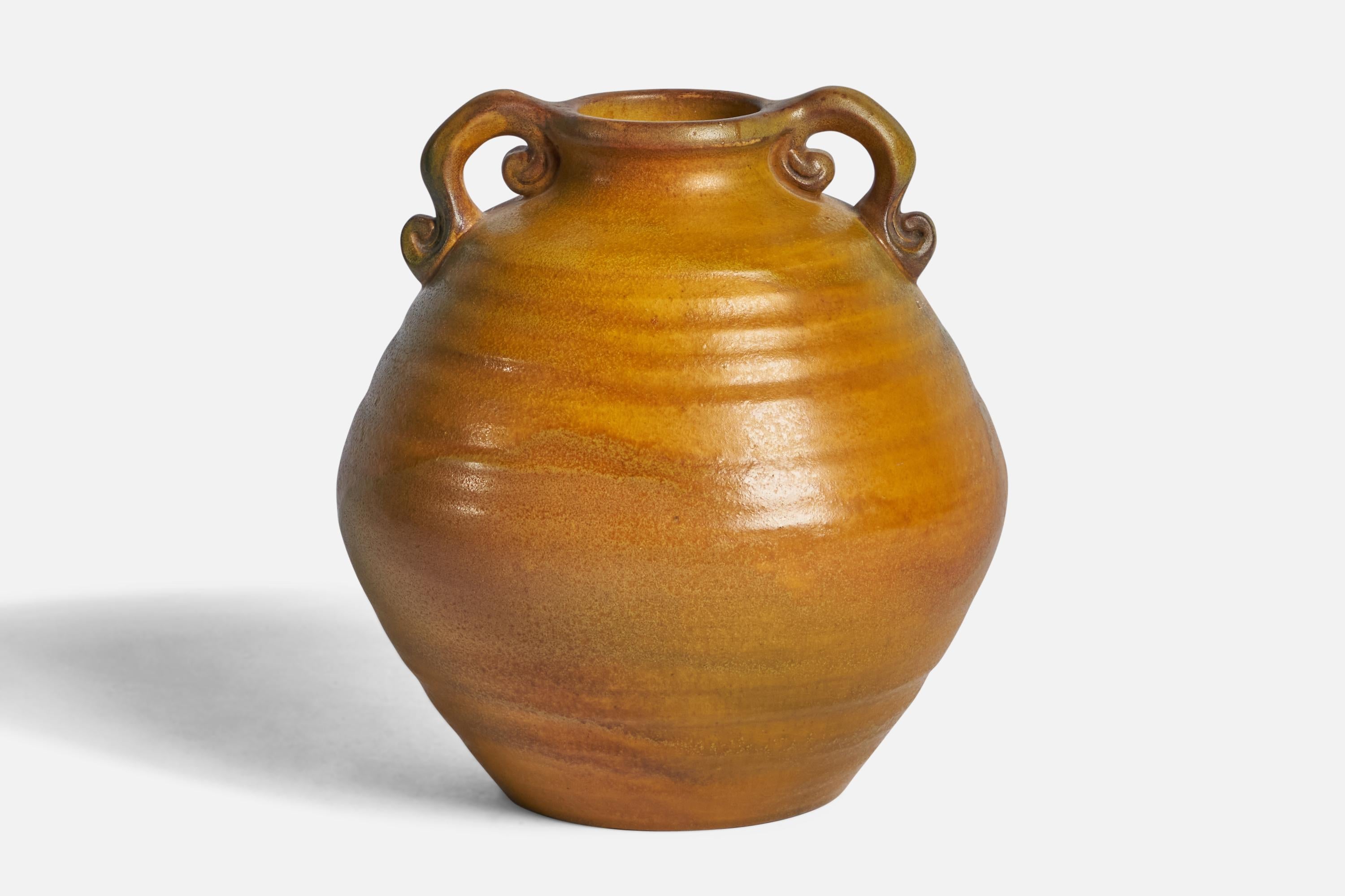 Vase en grès émaillé jaune orangé conçu et produit par Peters Ipsen Enke, Danemark, années 1940.
