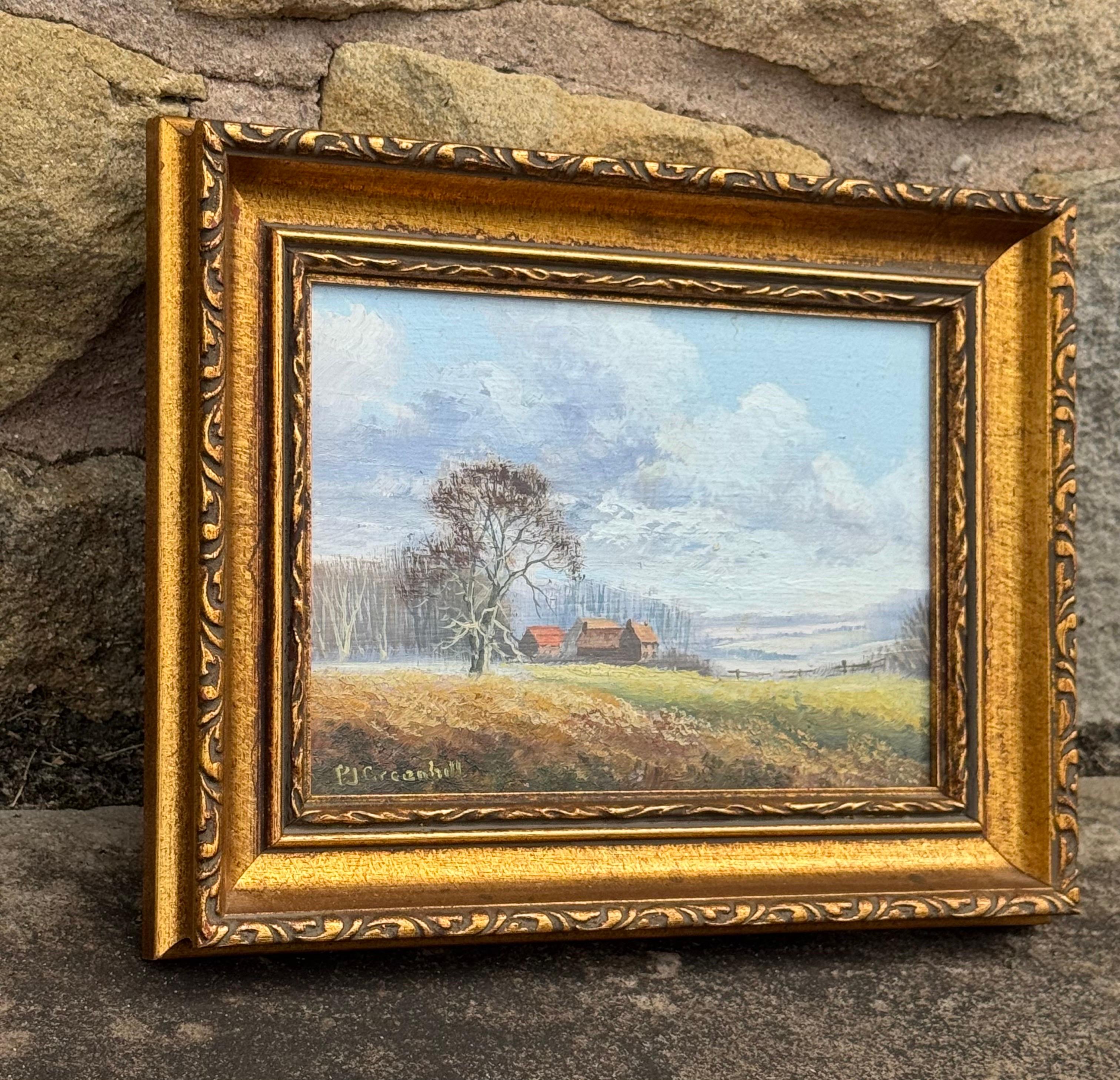 Miniatur-Ölgemälde von Cottage Bauernhaus in üppigen grünen englischen Landschaft – Painting von Peter J Greenhill