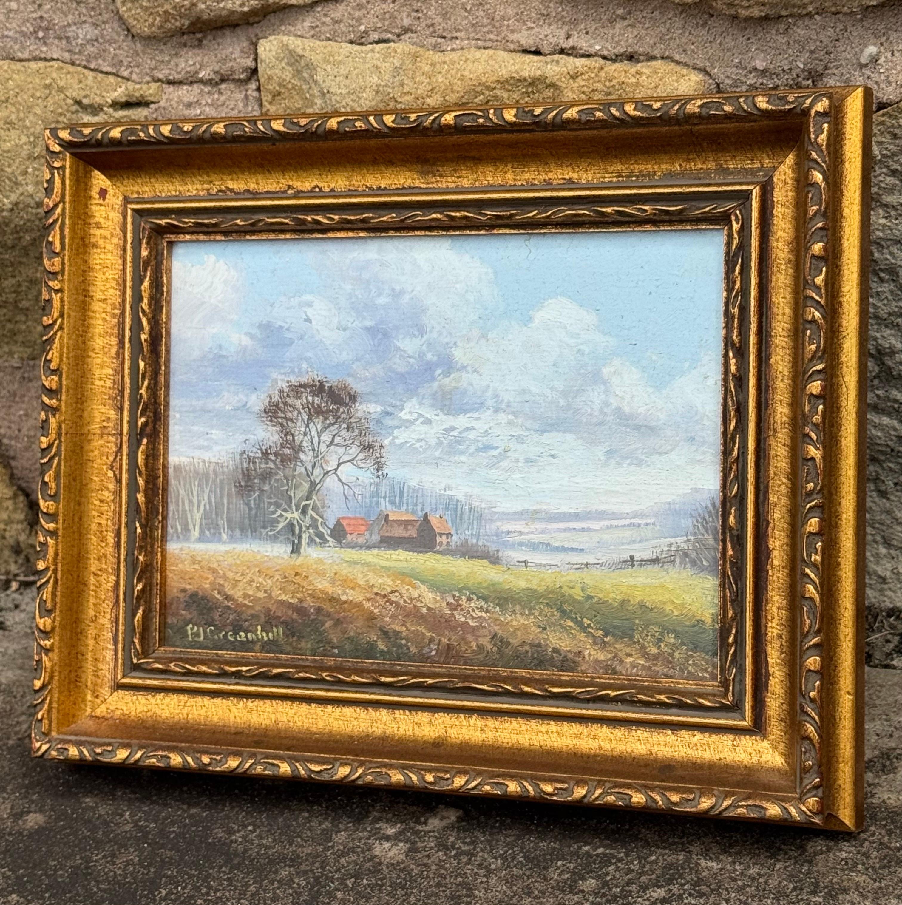 Miniatur-Ölgemälde von Cottage Bauernhaus in üppigen grünen englischen Landschaft (Braun), Landscape Painting, von Peter J Greenhill