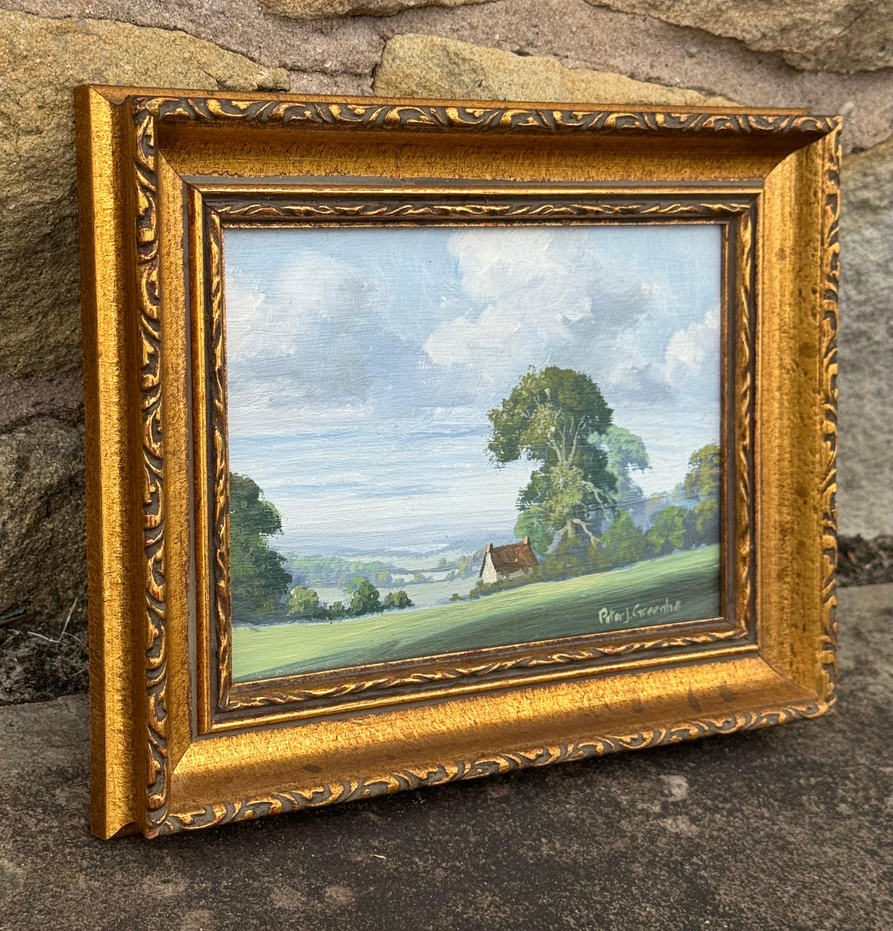 Miniatur Vintage Ölgemälde eines Bauernhauses in üppiger grüner englischer Landschaft – Painting von Peter J Greenhill