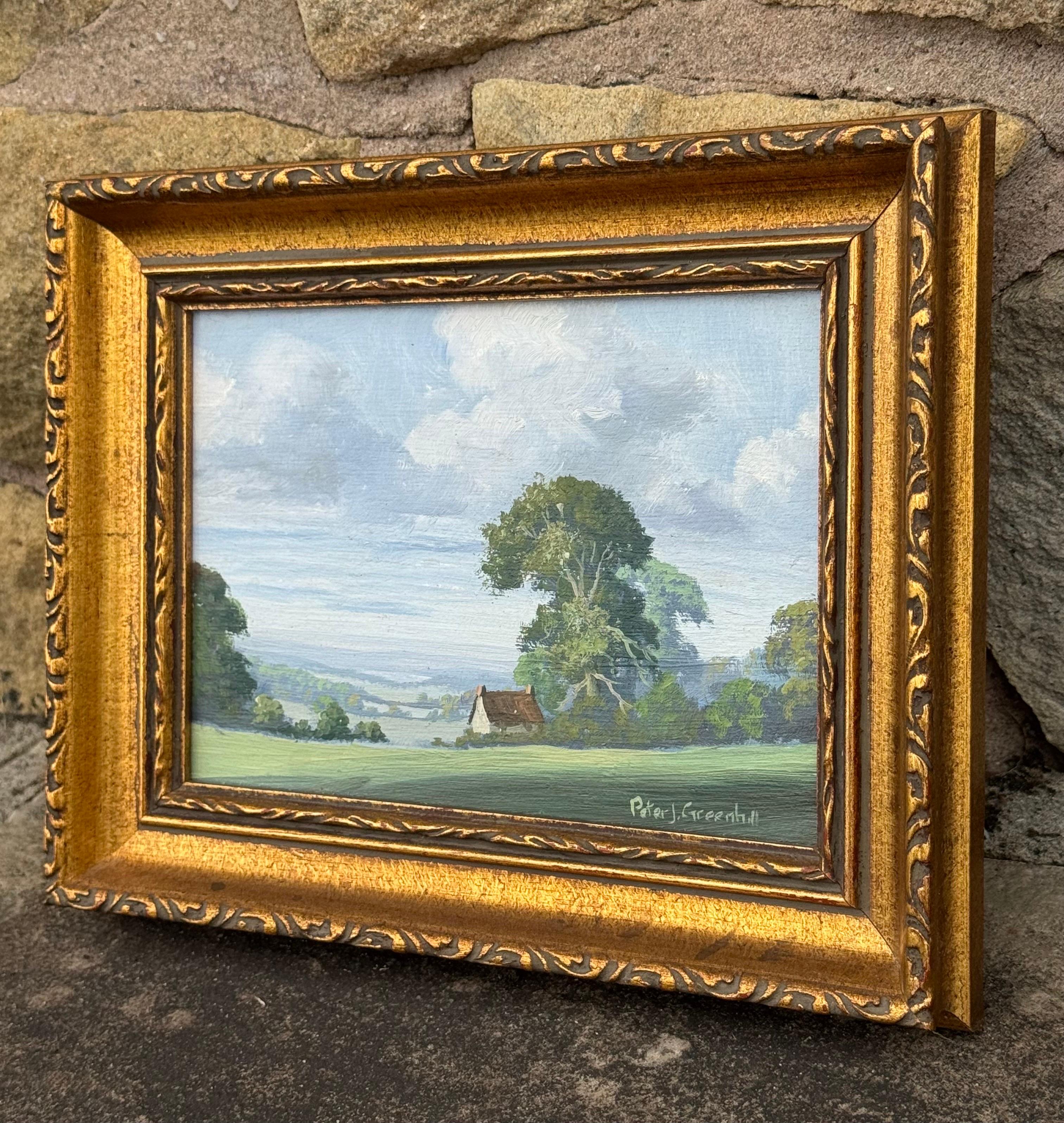 Miniatur Vintage Ölgemälde eines Bauernhauses in üppiger grüner englischer Landschaft (Braun), Landscape Painting, von Peter J Greenhill