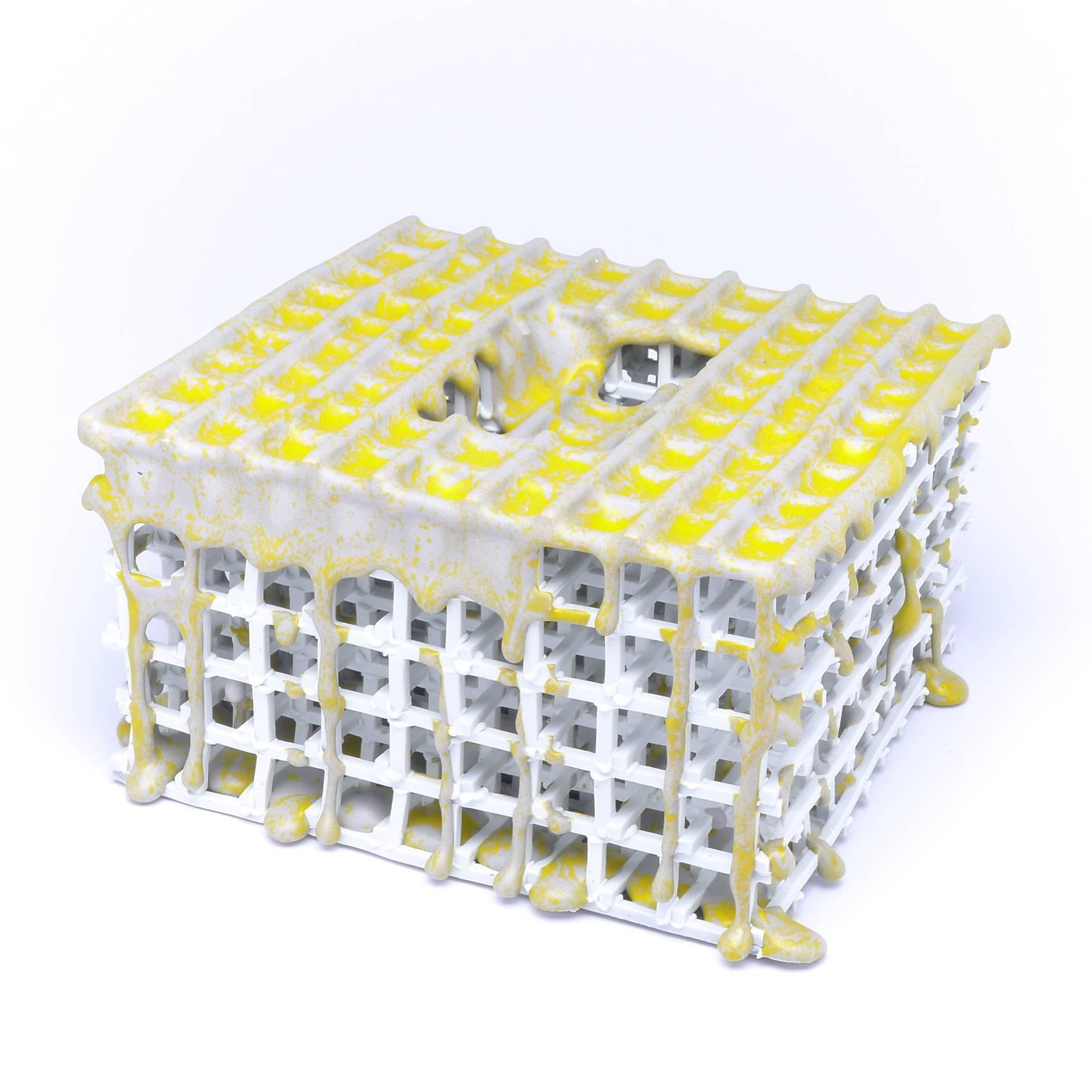 Mon travail explore la transformation en utilisant le four comme véhicule de déconstruction. Les systèmes de grilles en porcelaine deviennent une architecture sur laquelle s'étire une peau fluide qui déforme ou effondre les structures sous l'effet