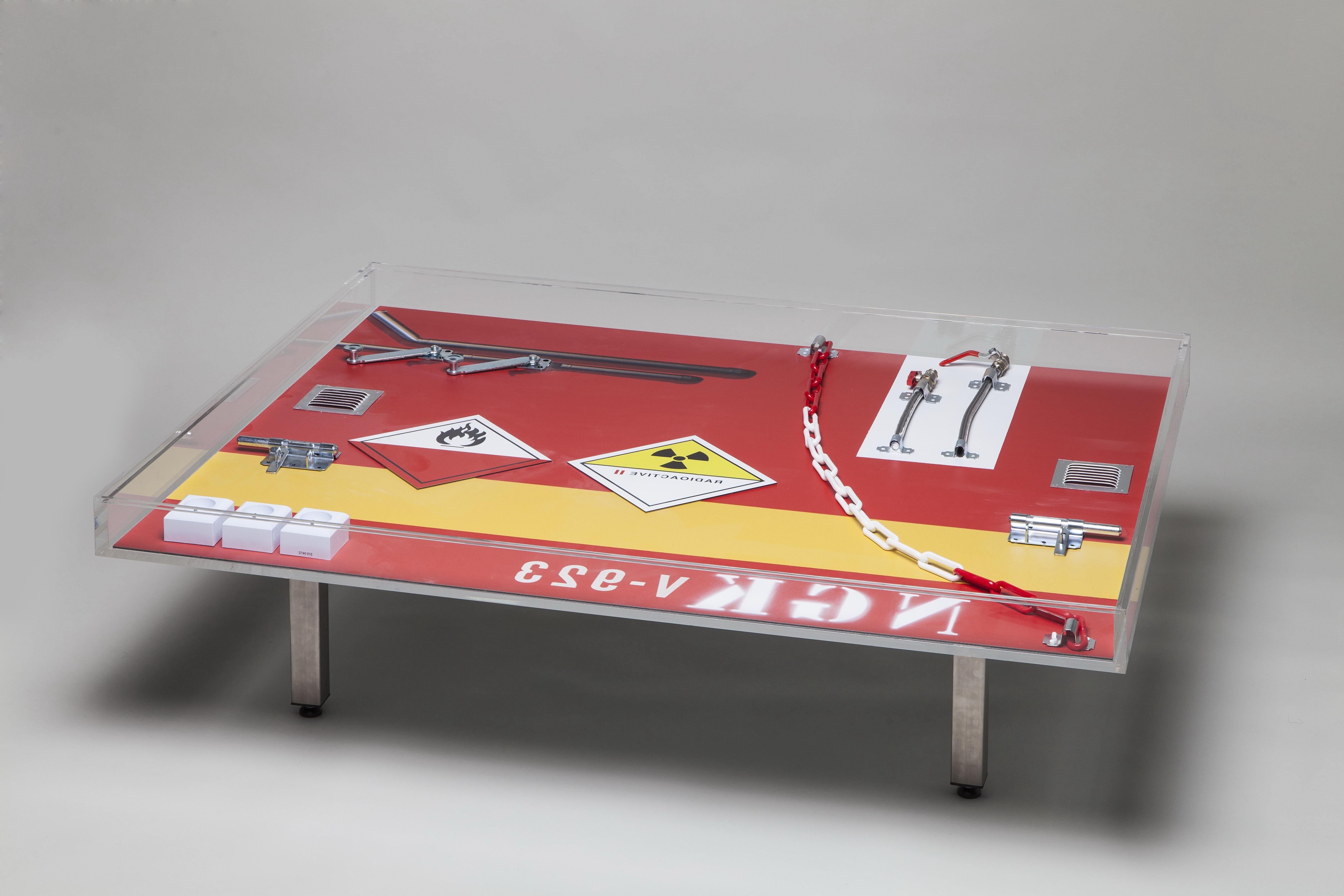 Table basse NGK de Peter Klasen Table de conception d'artiste en plexiglas imprimé rouge en vente 1