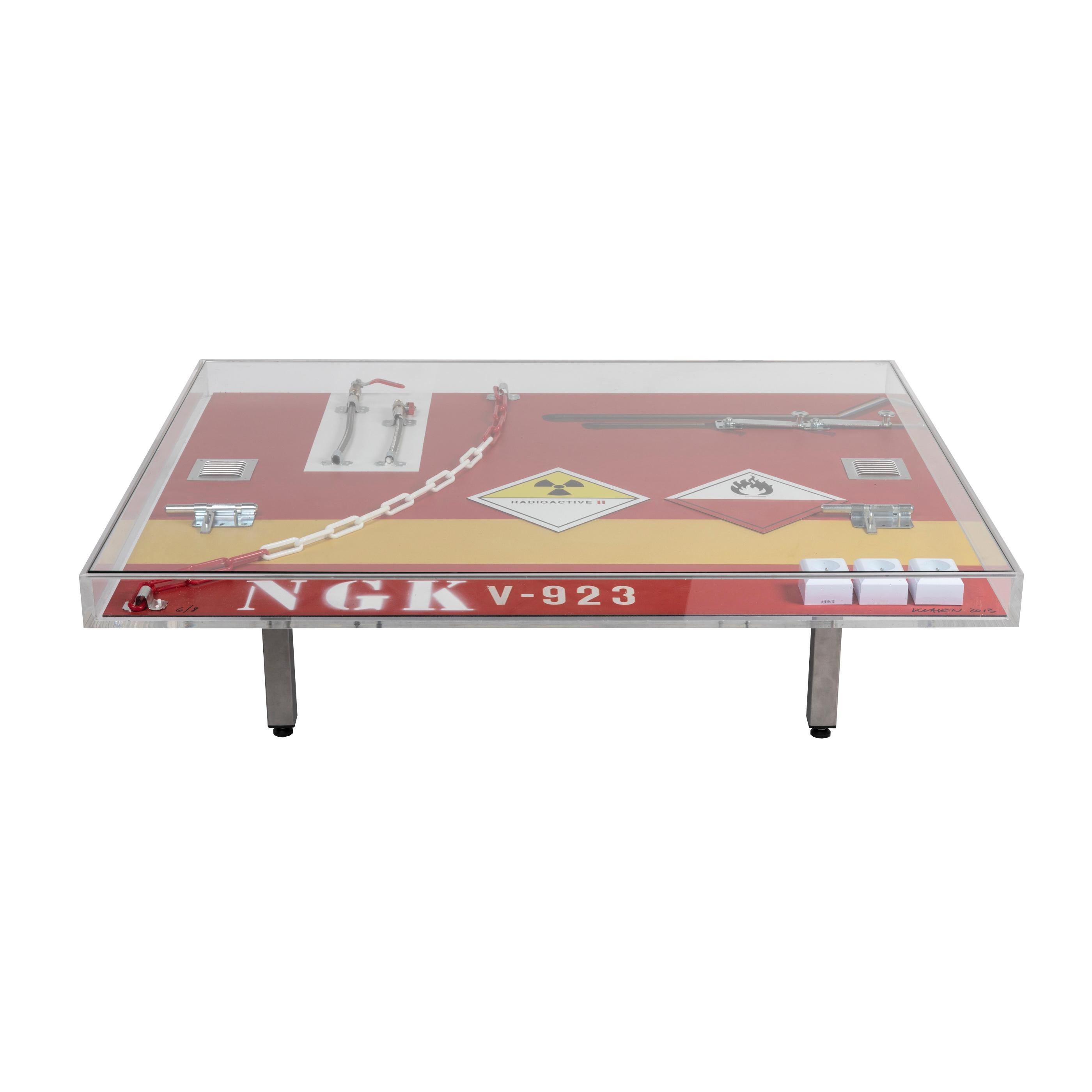 Table basse NGK de Peter Klasen Table de conception d'artiste en plexiglas imprimé rouge en vente 2