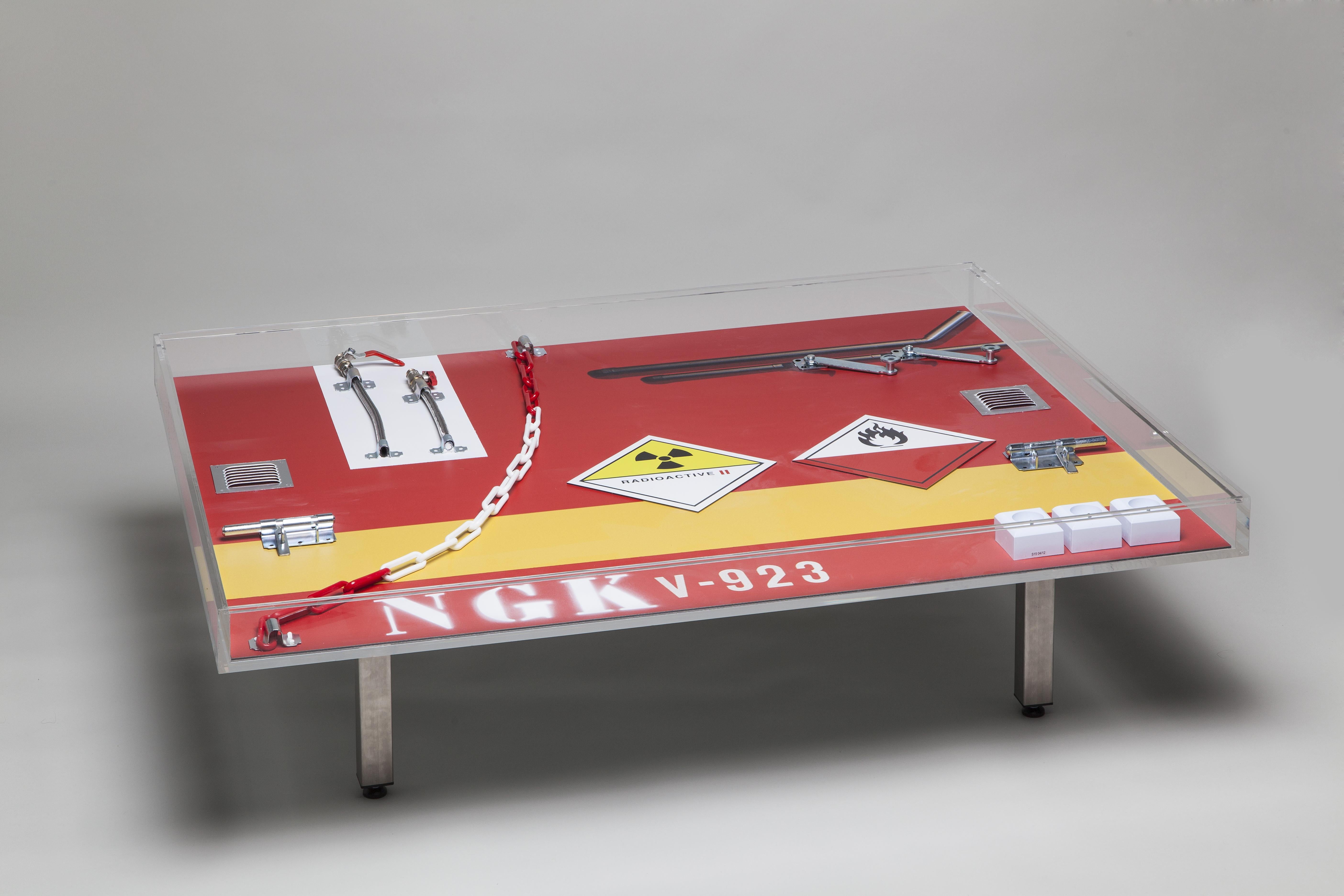 Table basse NGK de Peter Klasen Table de conception d'artiste en plexiglas imprimé rouge