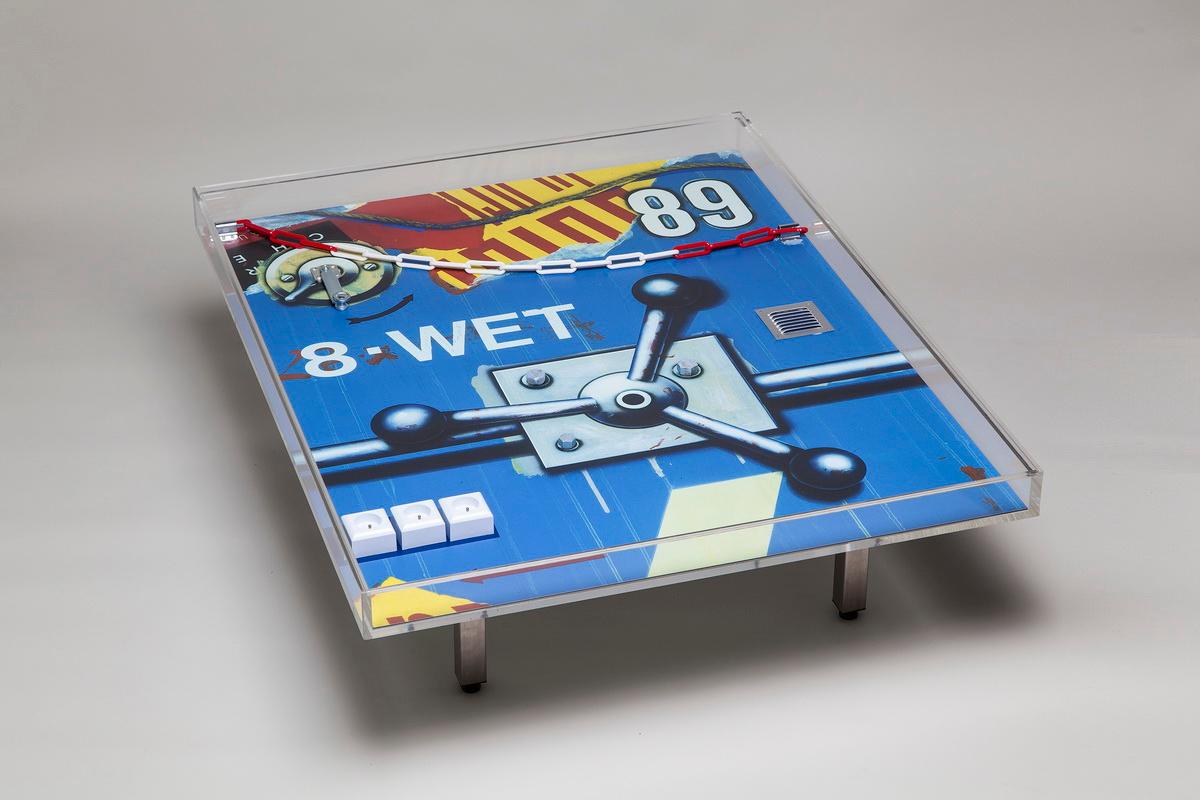Peter Klasen, WET Table
Original work of 8 copies + 4 EA.
Signed, dated and numbered by the artist.
Plexiglas and glass.
Work screen printed on Dibond plateau and completed with objects.
Comes with a certificate of authenticity signed by the