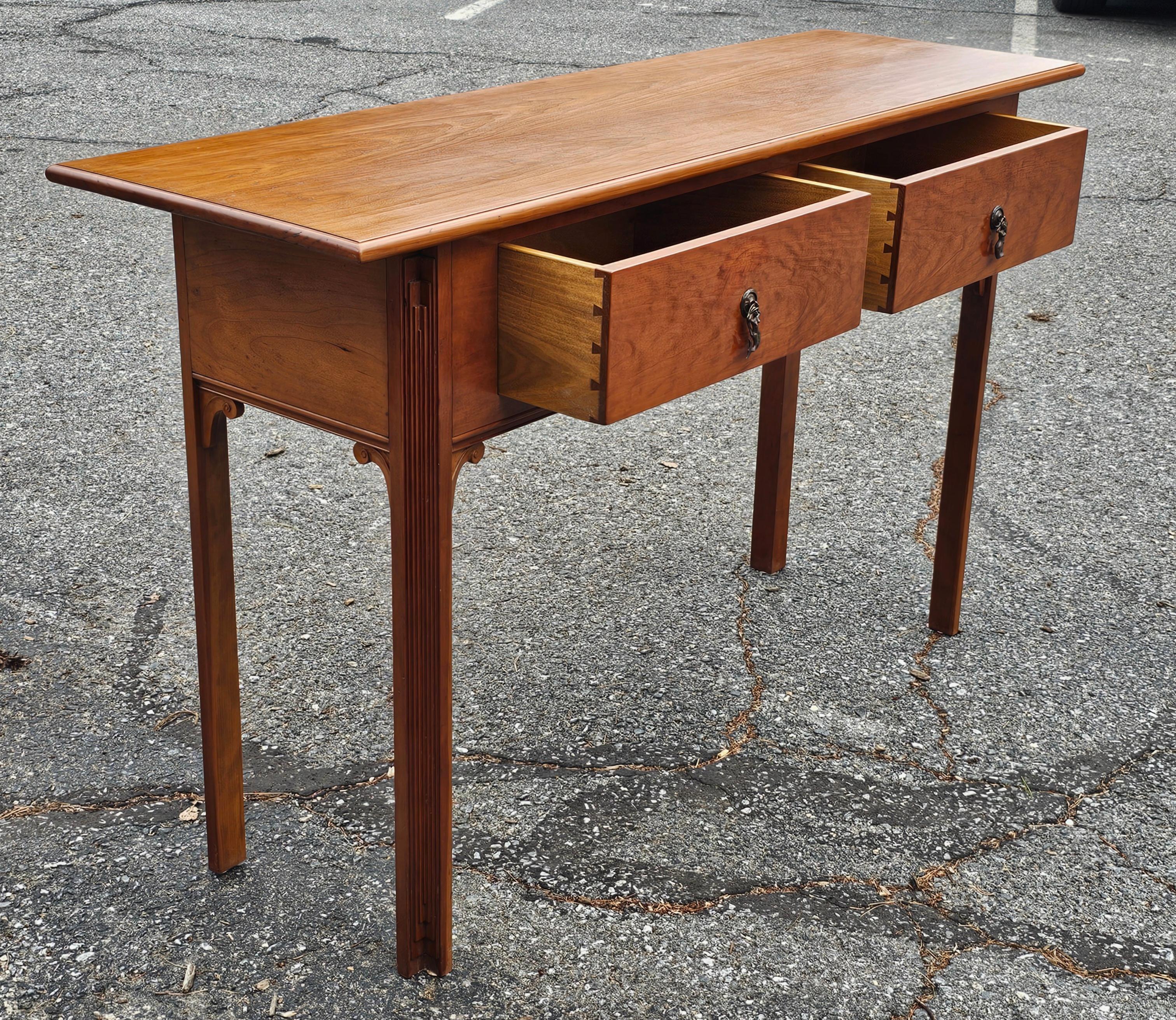 Sculpté à la main Buffet de chasse artisanal en bois fruitier Peter Kramer en vente