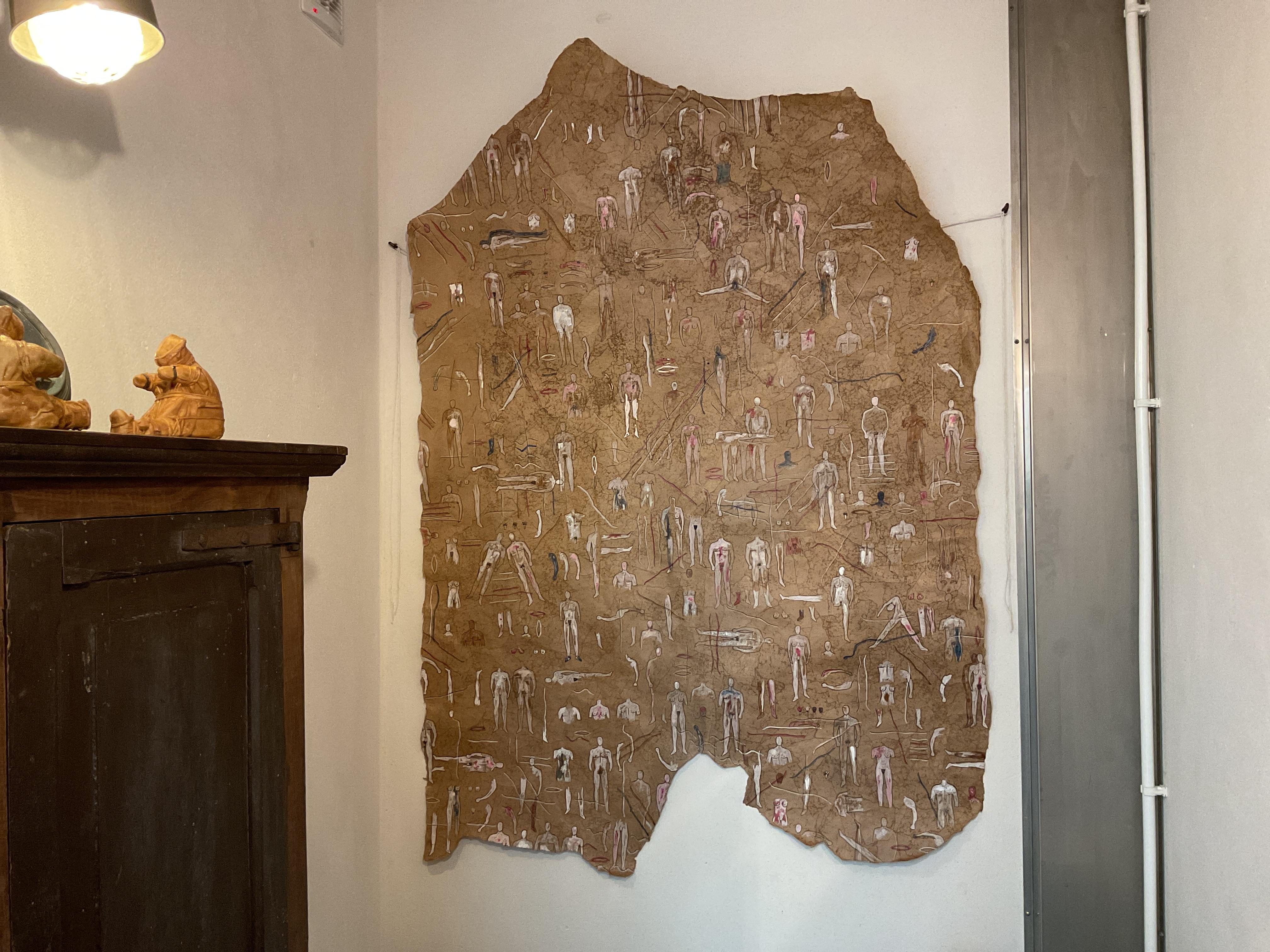 Obsessiv, akribisch, fast klösterlich taucht Kramer in ein Universum aus grafischen und skulpturalen Wiederholungen ein. Seine Zeichnungen auf Kraftpapier, das mit Kaninchenleim geklebt wurde, erinnern sowohl an alte Codices als auch an gegerbte