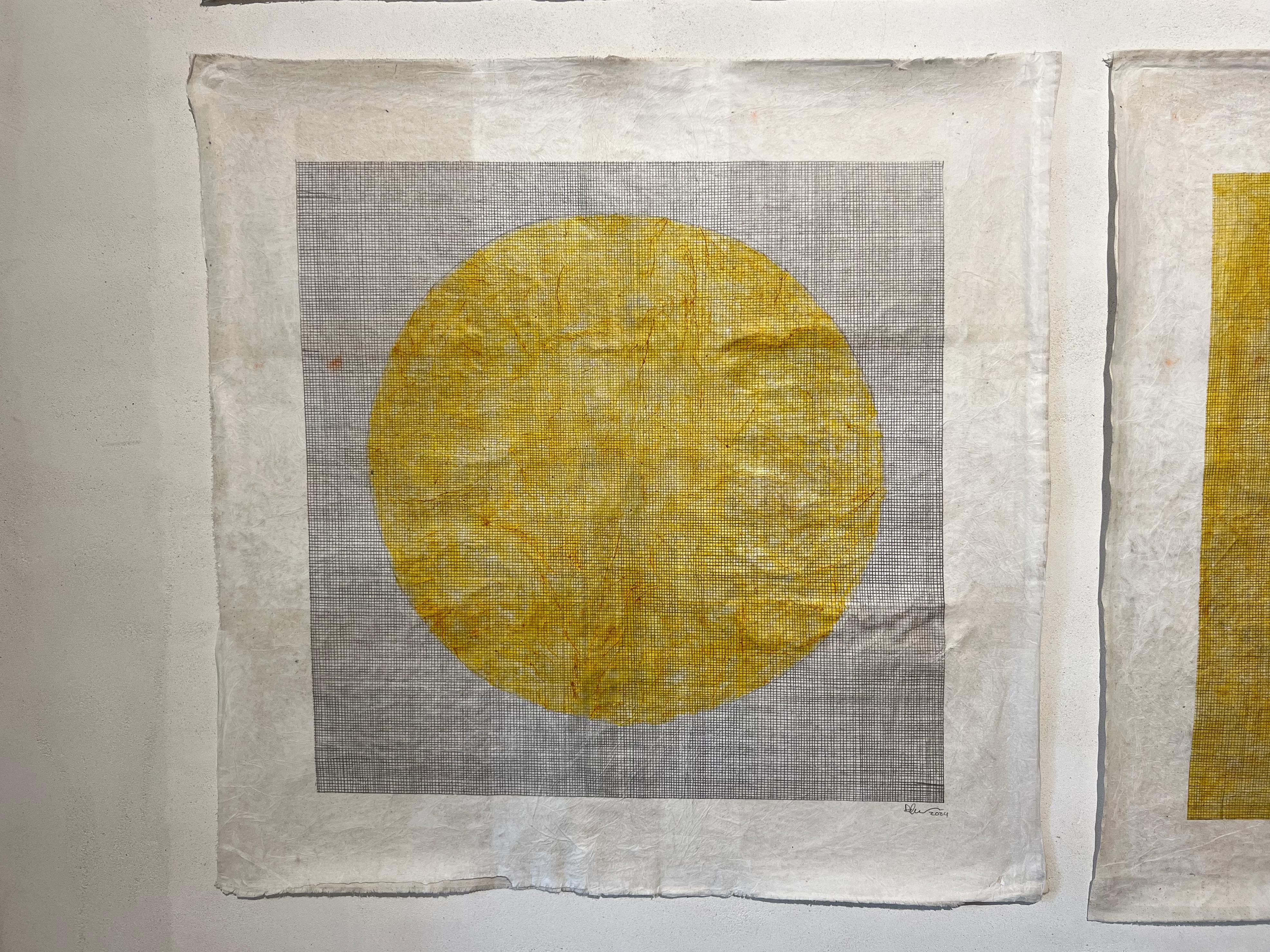 Pittura di grafite, carta velina, curcuma e cotone, giallo naturale - Painting Postminimalismo di Peter Kramer