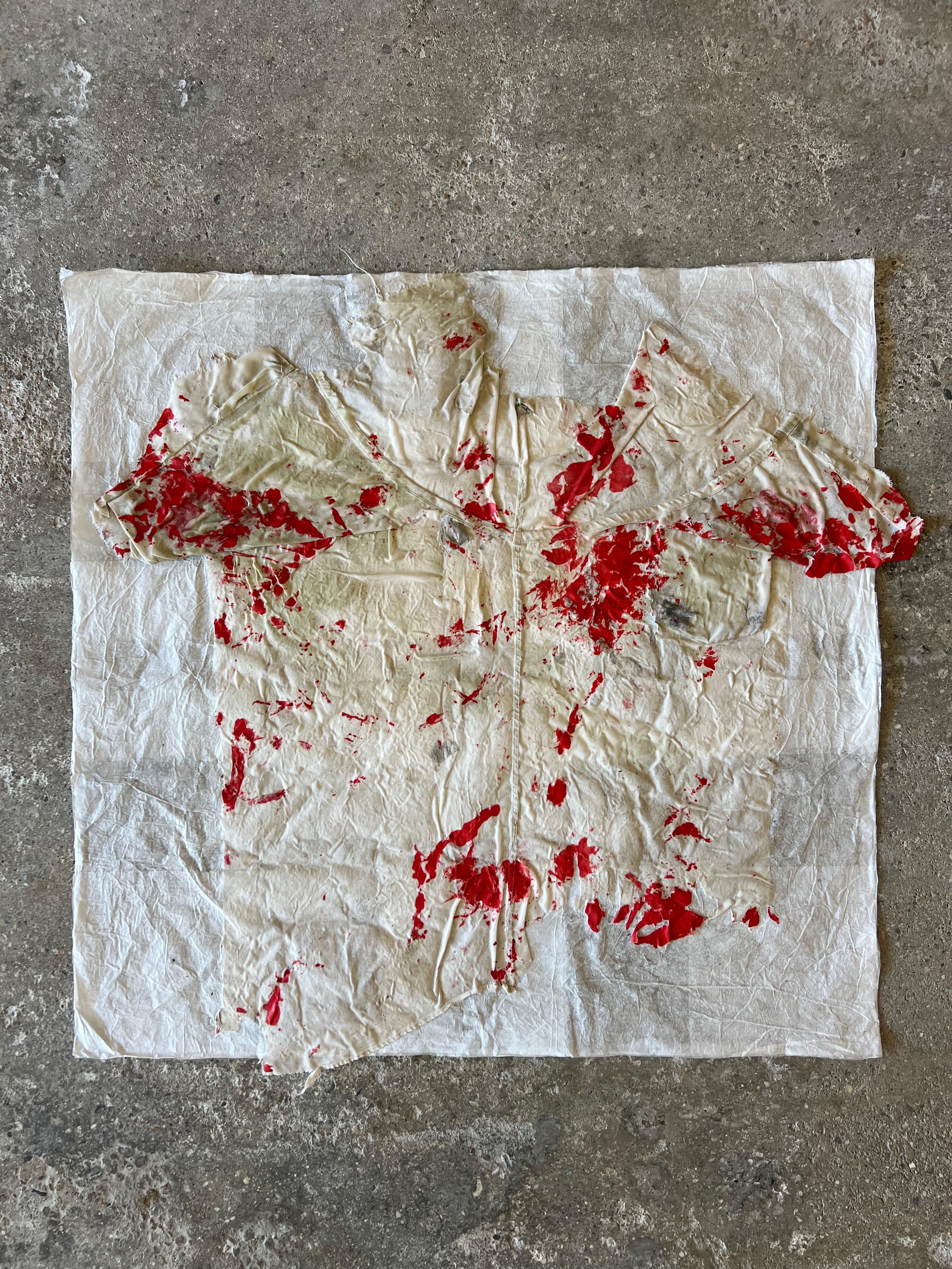 Gemälde aus Baumwoll-T-Shirt und Seidenpapier eines Malers, rot und weiß – Painting von Peter Kramer