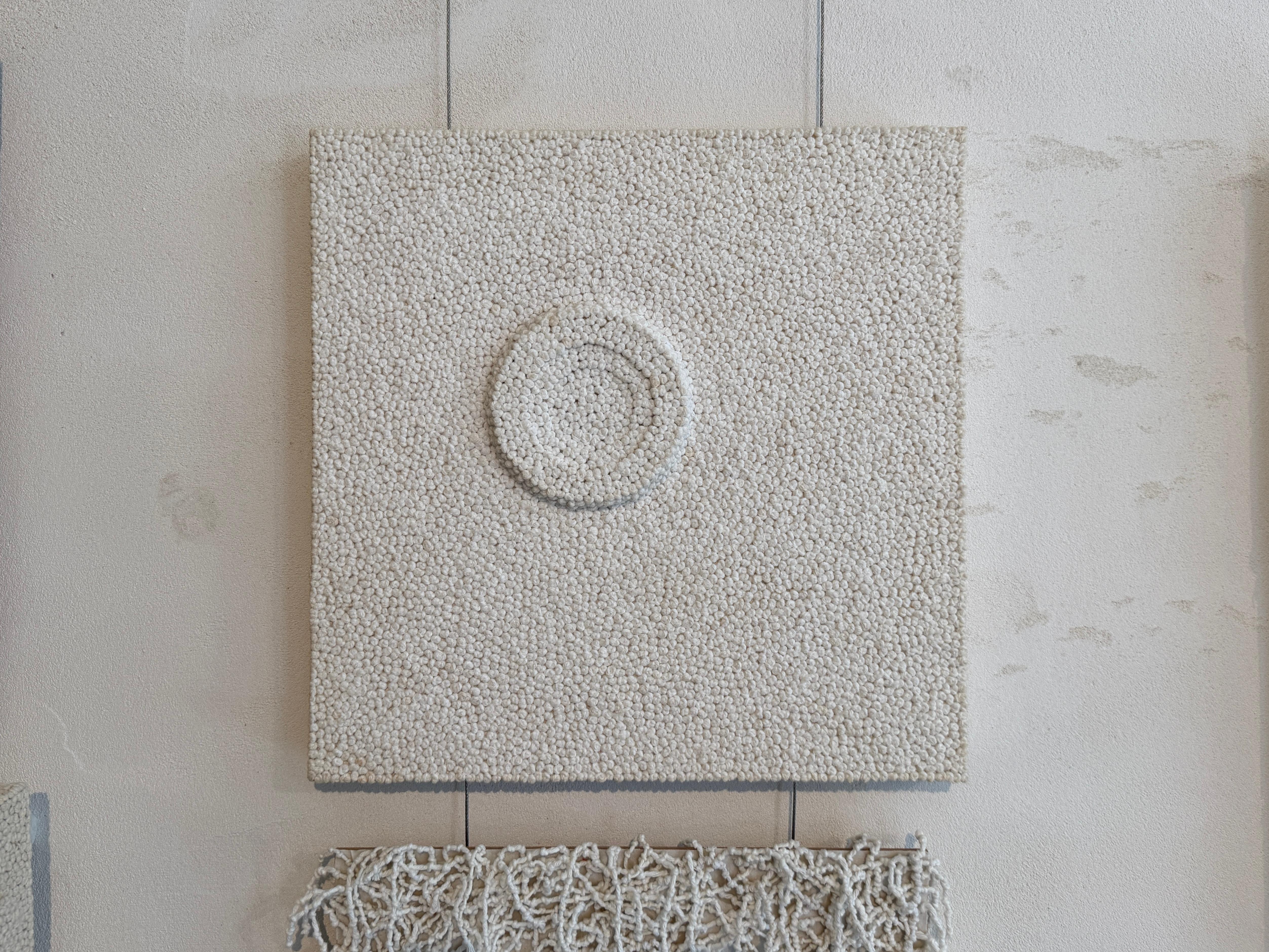 Quadrat auf einem Kreis, rohe und beigefarbene Baumwollknoten, handgefertigter Stichtiefdruck, Textil – Mixed Media Art von Peter Kramer