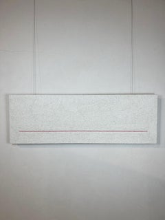 „Die dünne rote Linie“, minimalistische Baumwollknöpfe auf Weiß  Leinwand, 150 x 50 cm