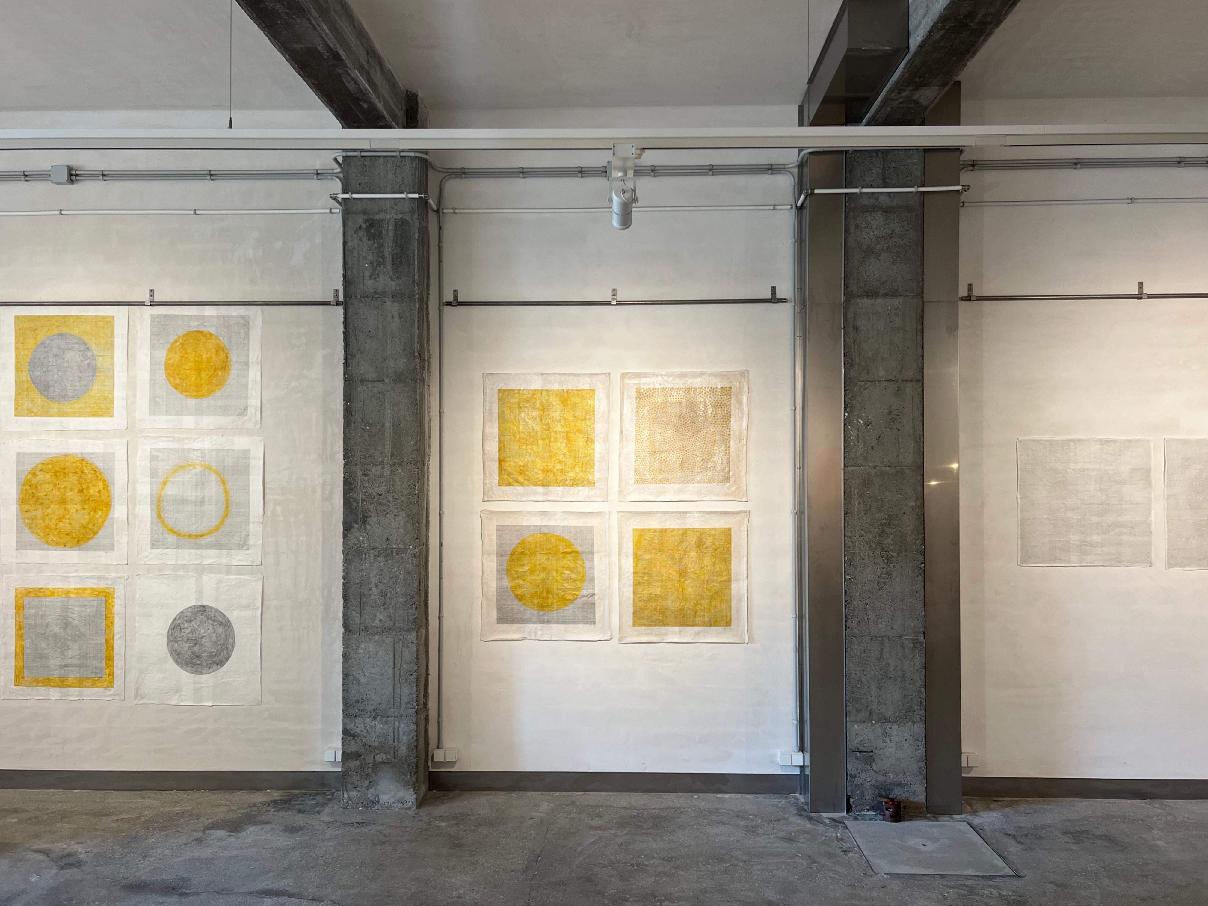 Geometria sfocata, giallo su bianco, cotone e grafite - Painting di Peter Kramer