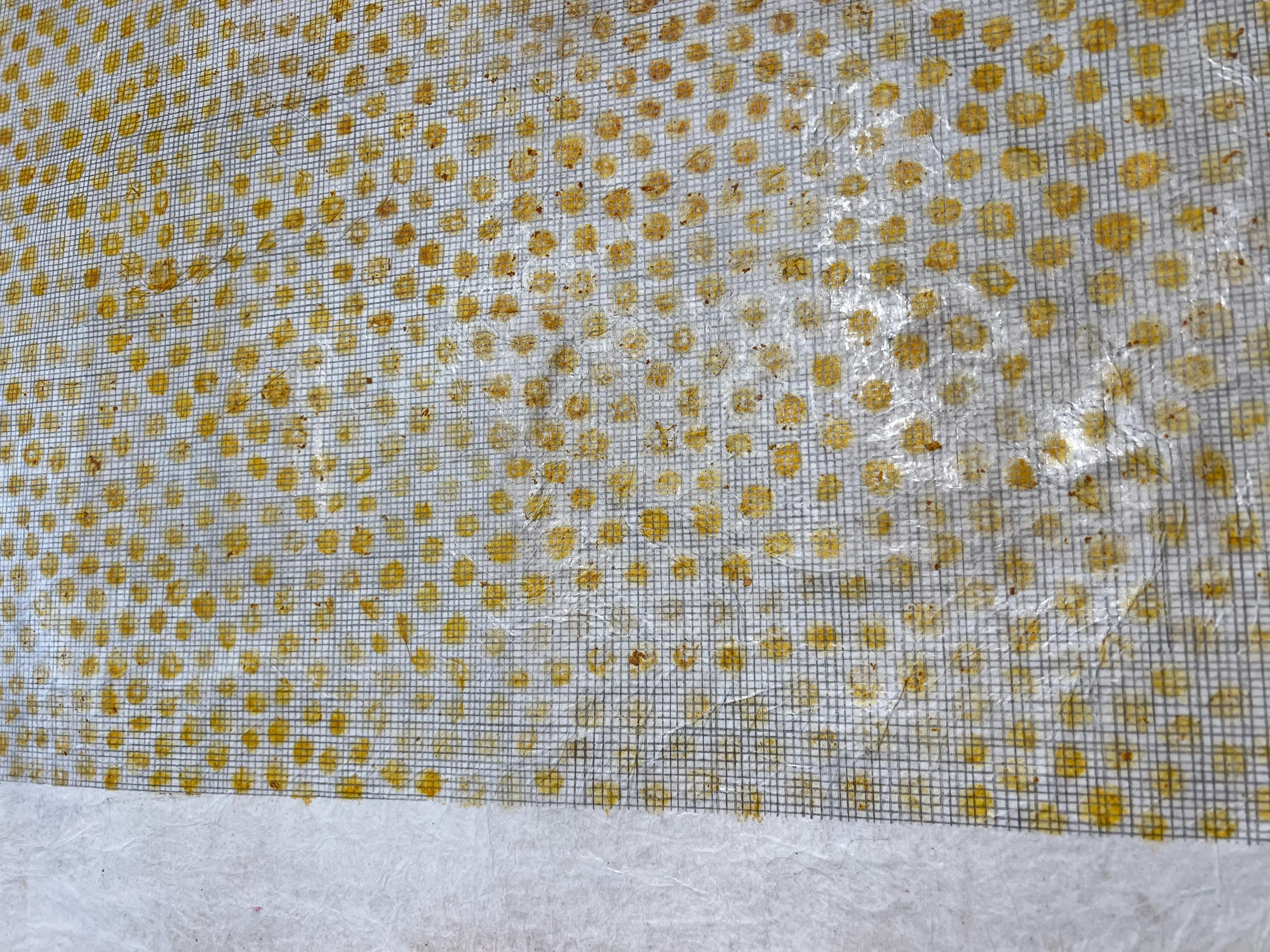 Geometria sfocata, giallo su bianco, cotone e grafite - Painting Astrattismo geometrico di Peter Kramer