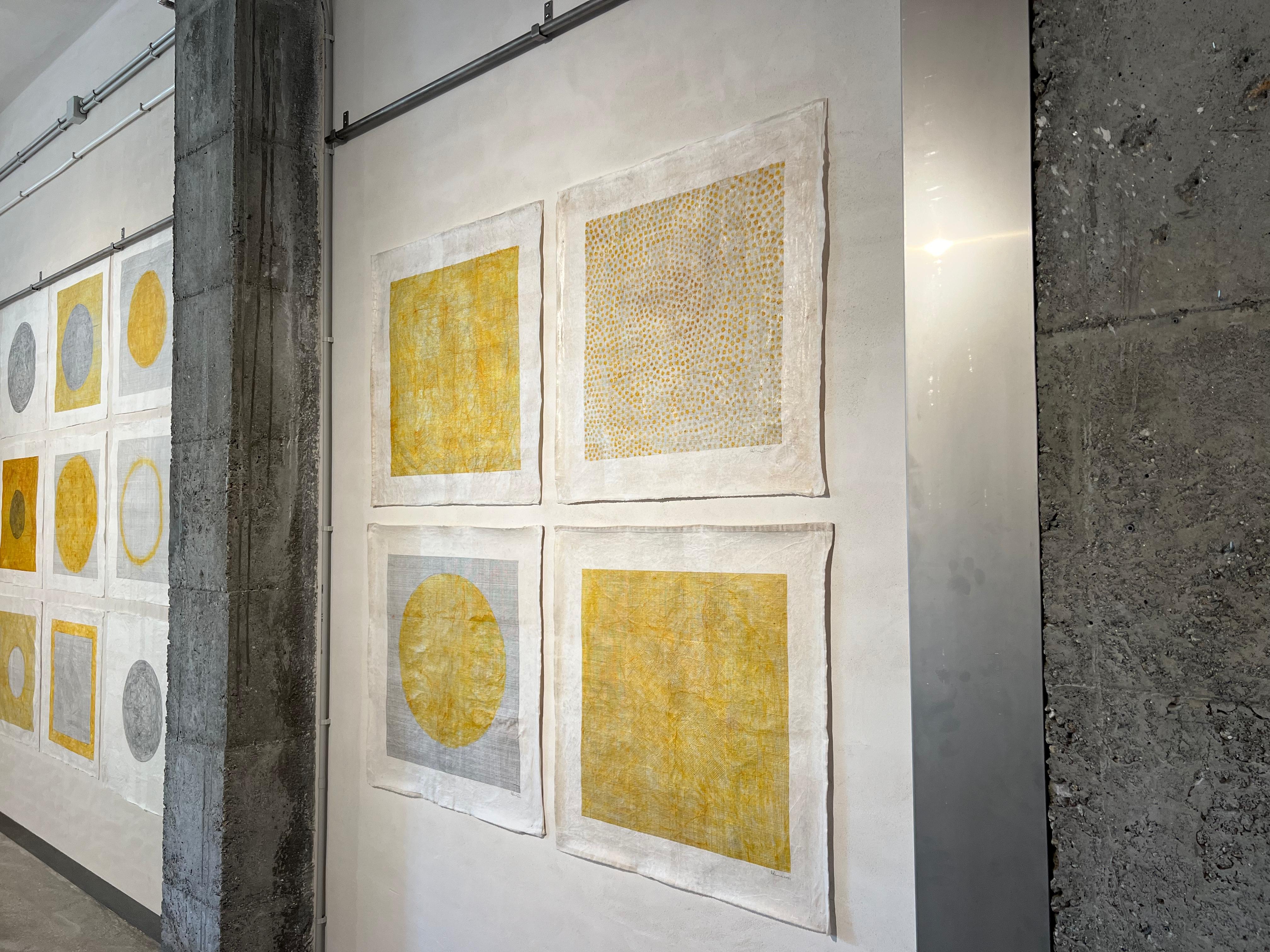 Geometria sfocata, giallo su bianco, cotone e grafite - Figurative Painting Grigio di Peter Kramer