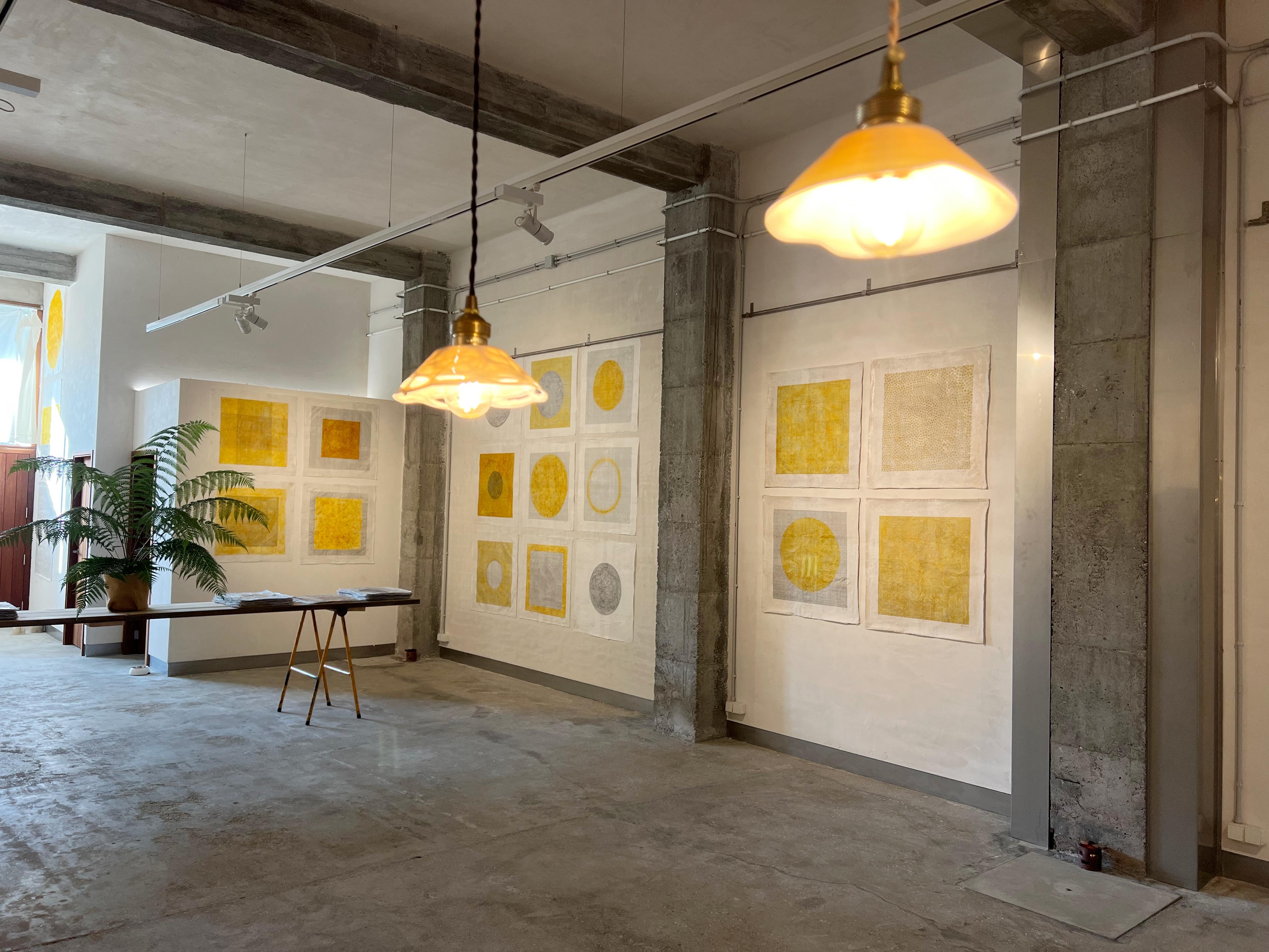Questa nuova serie dell'artista danese Peter Kramer (1959, Roskilde, DK) con sede in Spagna ci mostra un nuovo modo di lavorare con elementi naturali ed esotici. In questo caso, utilizza la radice di curcuma, originaria dell'India orientale, come