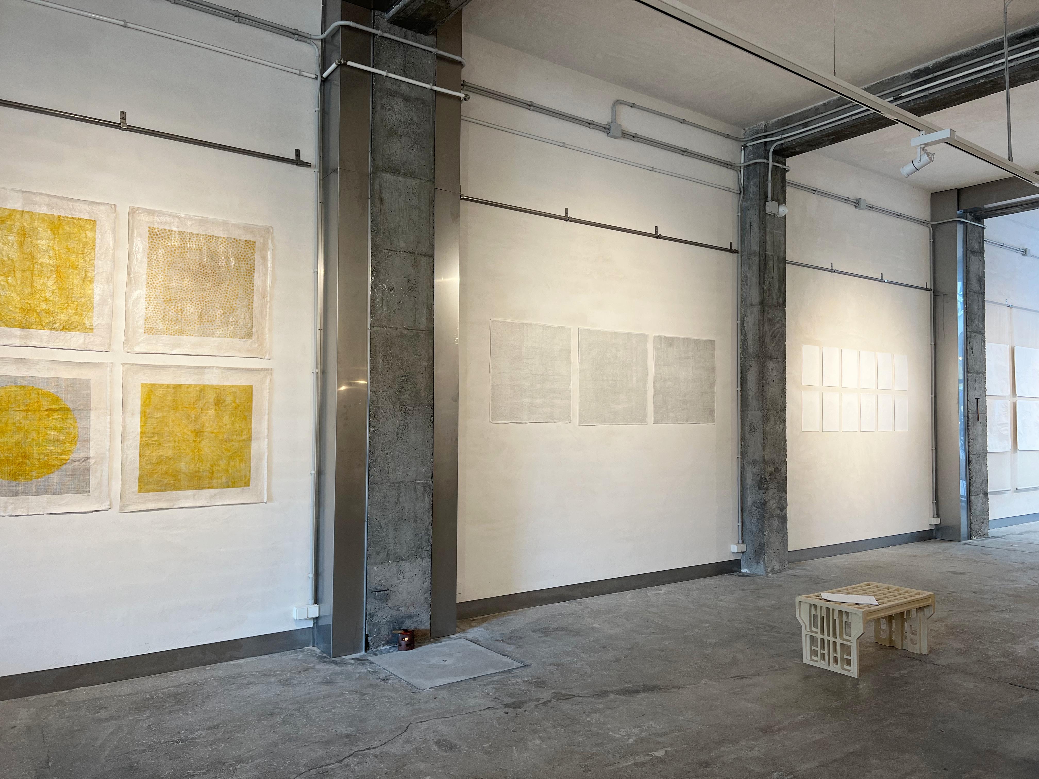 Geometria sfocata, giallo su bianco, cotone e grafite in vendita 1