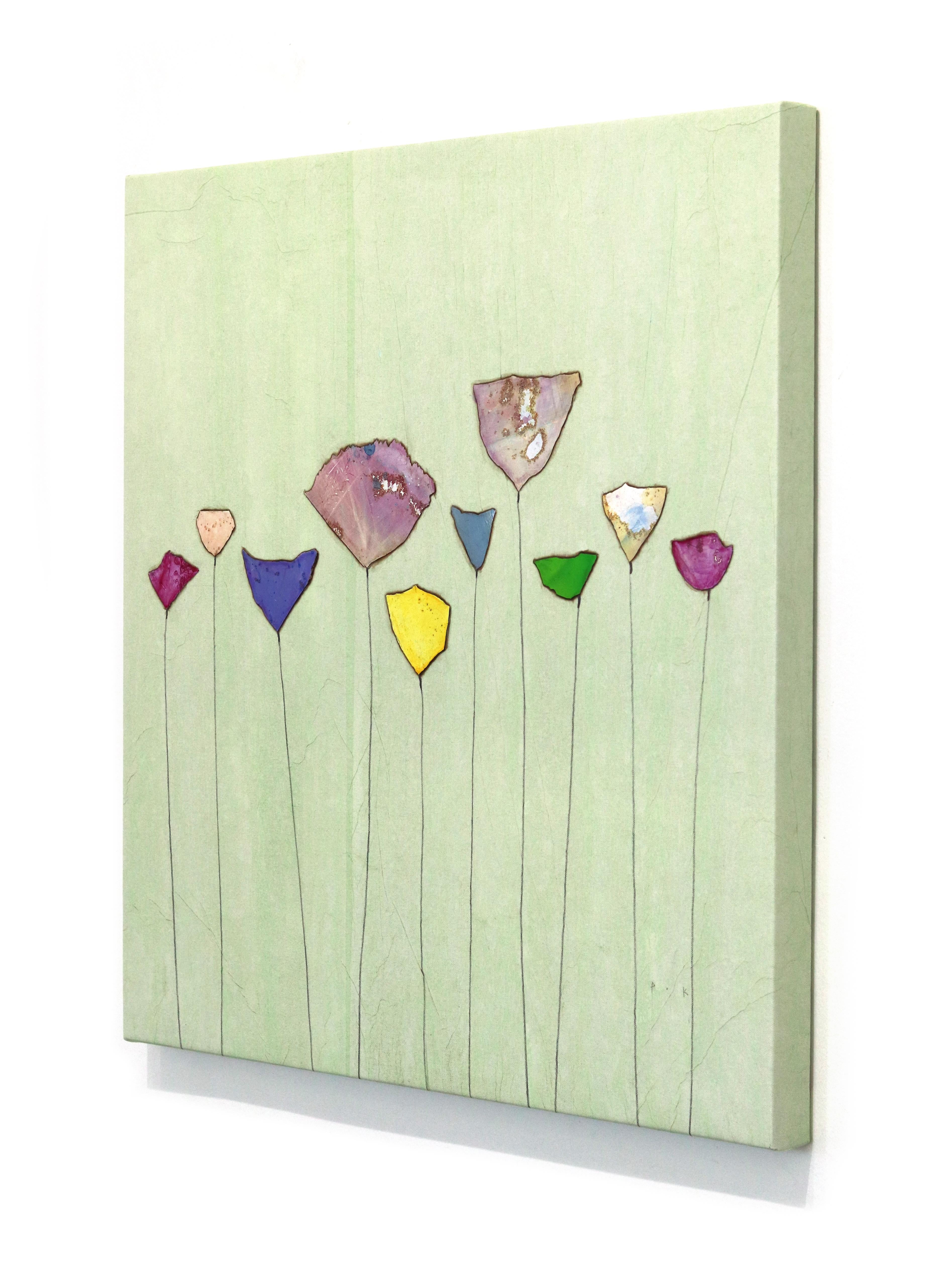 Pale Green Dream II – Original minimalistisches, farbenfrohes, geblümtes Stillleben-Kunstwerk mit Blumenmuster (Beige), Abstract Painting, von Peter Kuttner
