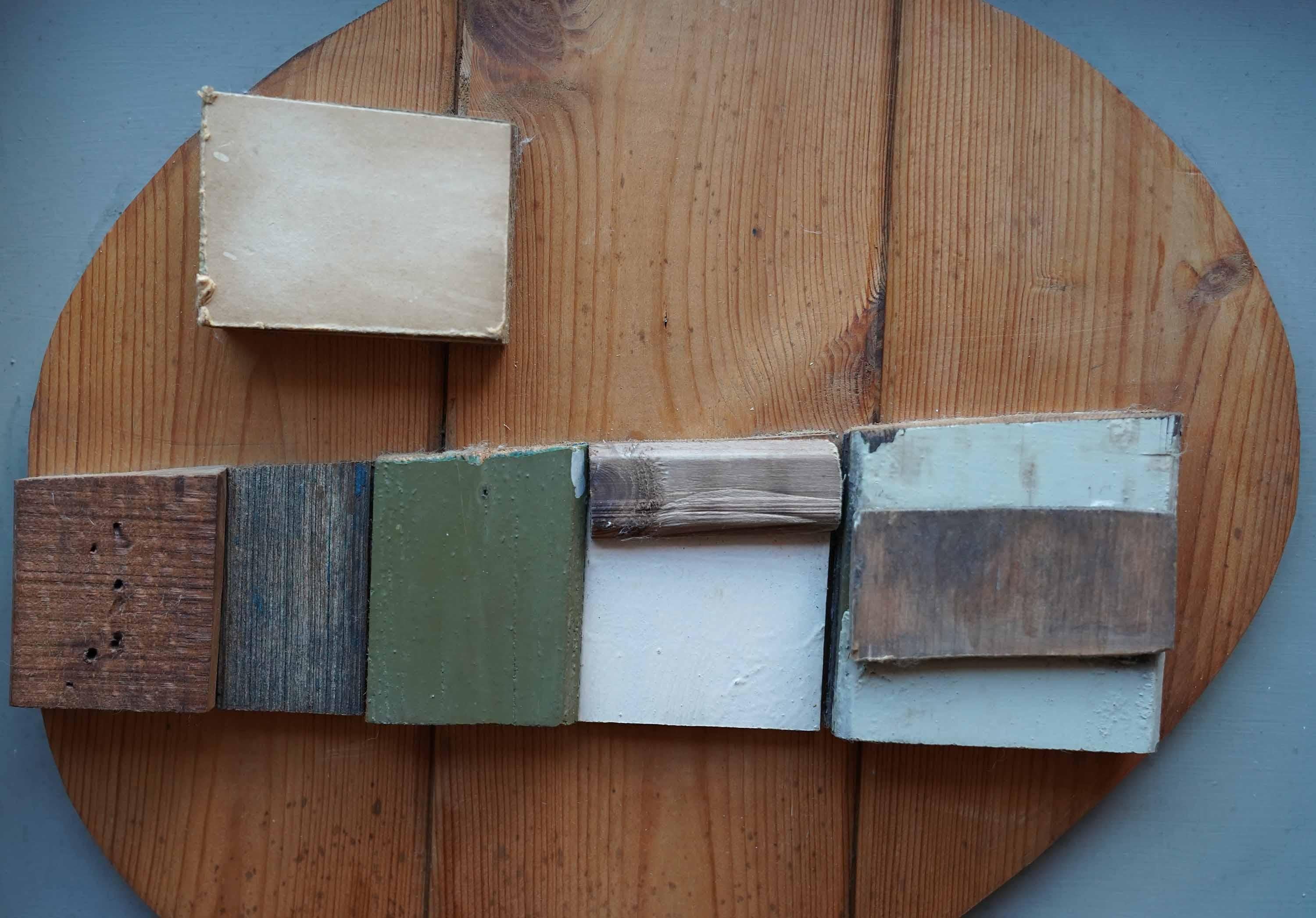 Diese großartige abstrakte Assemblage stammt von dem Künstler Peter Field. Es wurde um 1955 geschaffen und ist quadratisch, aufgehängt als Porträt.
In der Mitte befindet sich ein ovales Paneel aus nacktem Holz auf einfarbigem Hintergrund mit quer