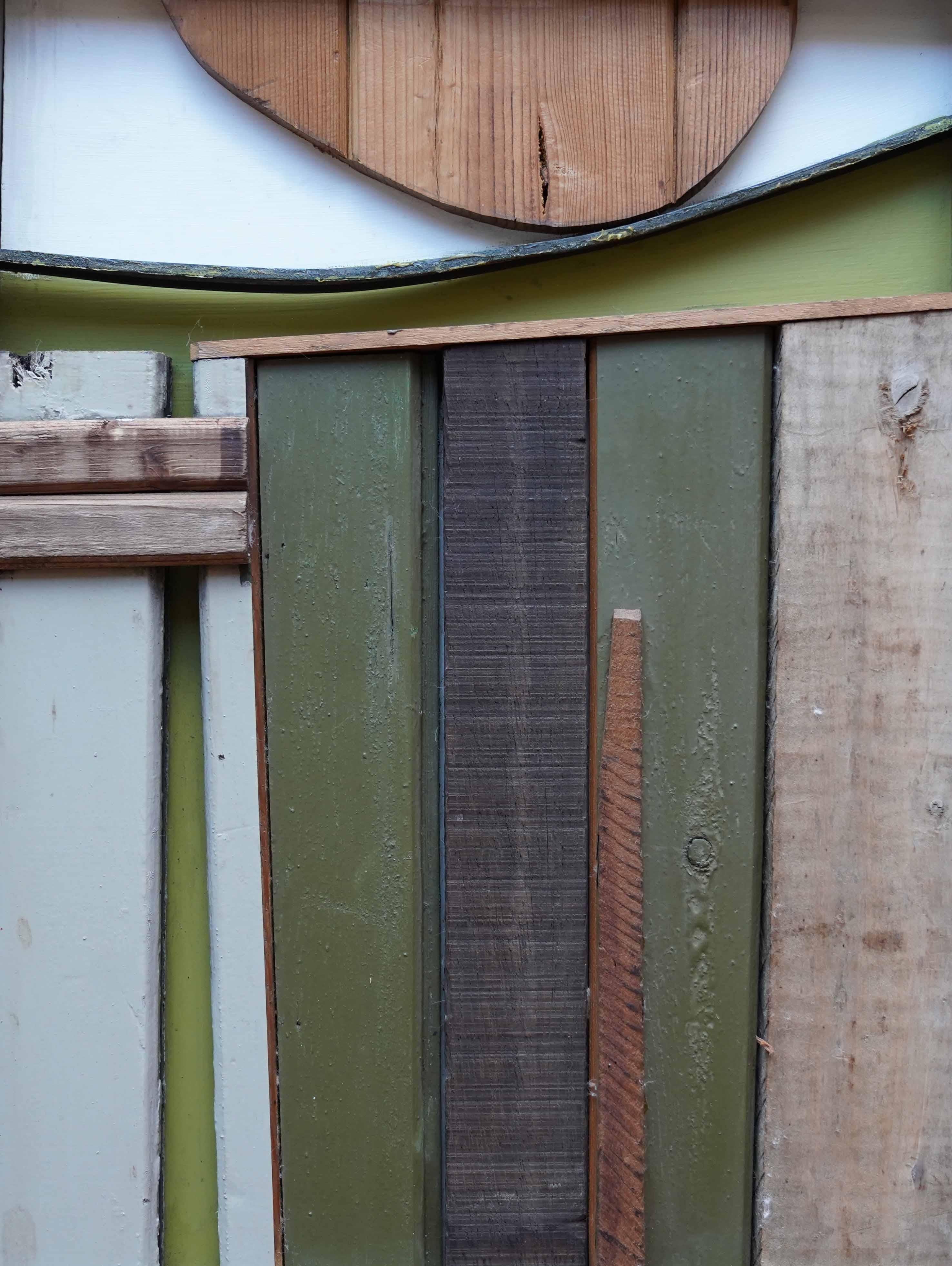 Diese großartige Assemblage abstrakter Landschaften stammt von dem Künstler Peter Field. Es wurde um 1955 geschaffen, ist aus Holz auf Karton gefertigt und als Porträt aufgehängt. Die unteren drei Viertel bestehen aus vertikalen Holzpaneelen in