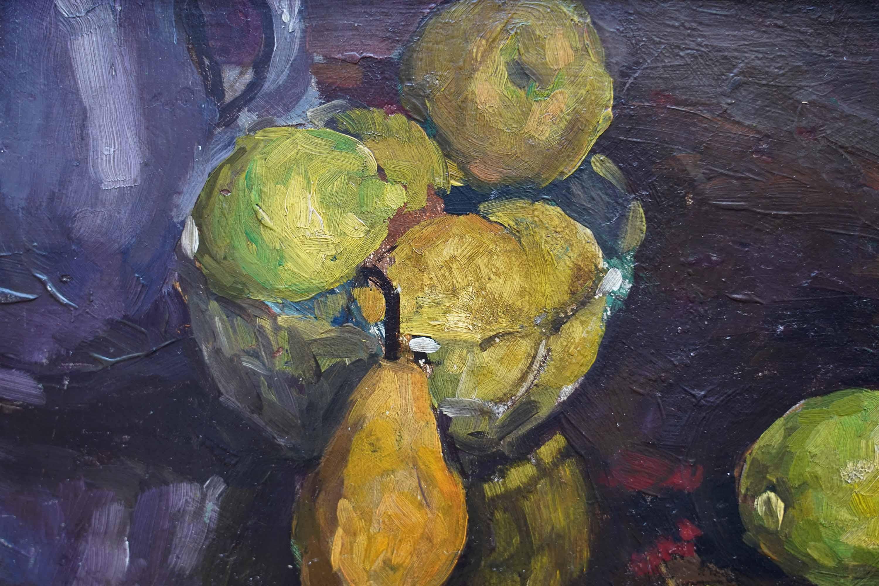 Dieses schöne britische postimpressionistische Stillleben ist ein Ölgemälde des Künstlers Peter Field. Das um 1955 auf Leinwand gemalte Stillleben zeigt Zitronen und Birnen in einer Schale und auf einem Tisch mit einem lila Krug zur Linken. Die