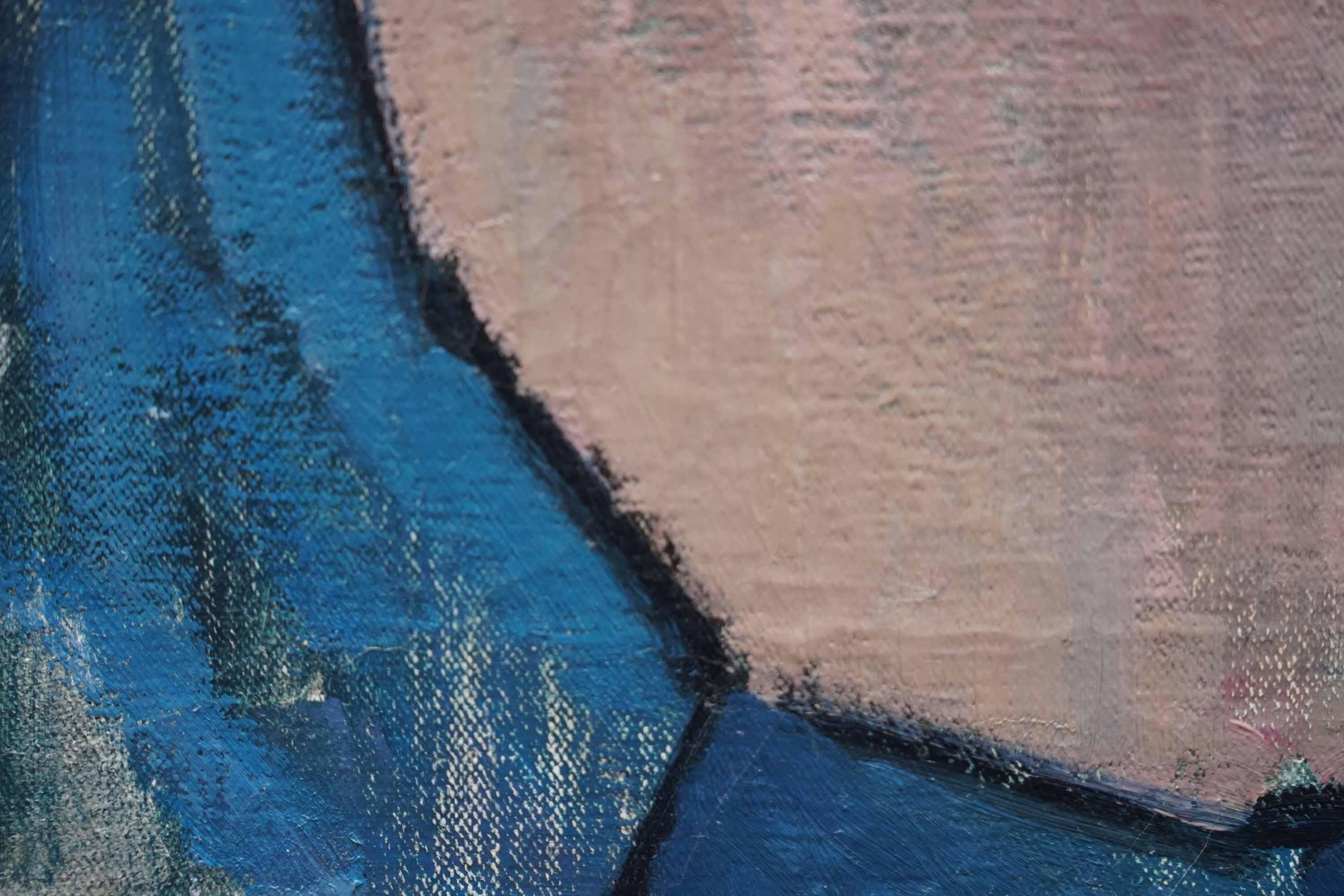 Cet intéressant portrait britannique post-impressionniste à l'huile est l'œuvre de l'artiste Peter Field. Peint vers 1955, il s'agit d'un portrait tête et épaules d'une jeune femme brune au rouge à lèvres rose, vêtue d'une robe bleue sur un fond
