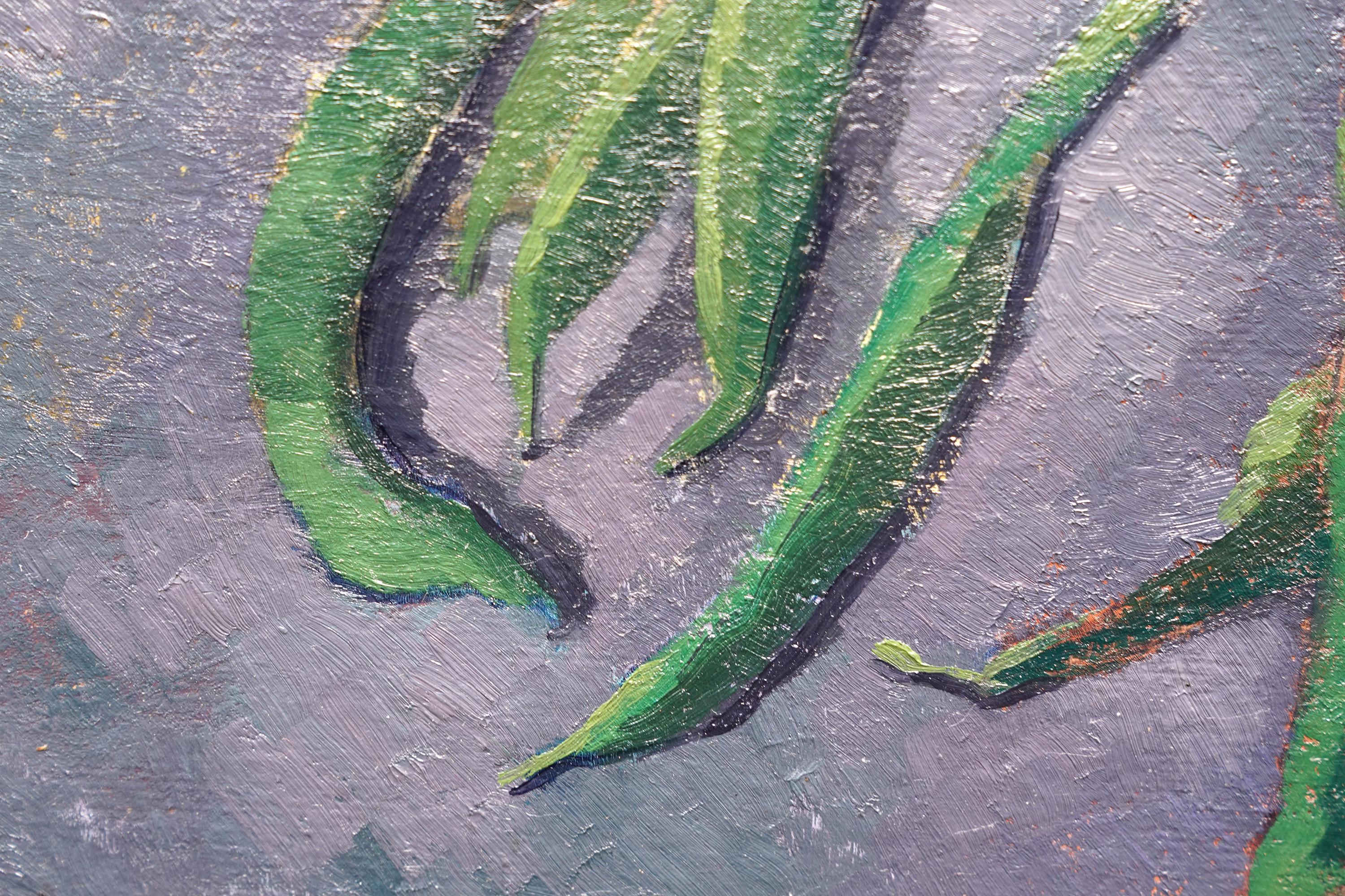 Dieses interessante britische postimpressionistische Stillleben ist ein Ölgemälde des Künstlers Peter Field. CIRCA 1955 gemalt, handelt es sich um eine Stilllebenkomposition mit Stangenbohnen und 3 Eiern auf grauem Hintergrund. Das Grün der Läufer